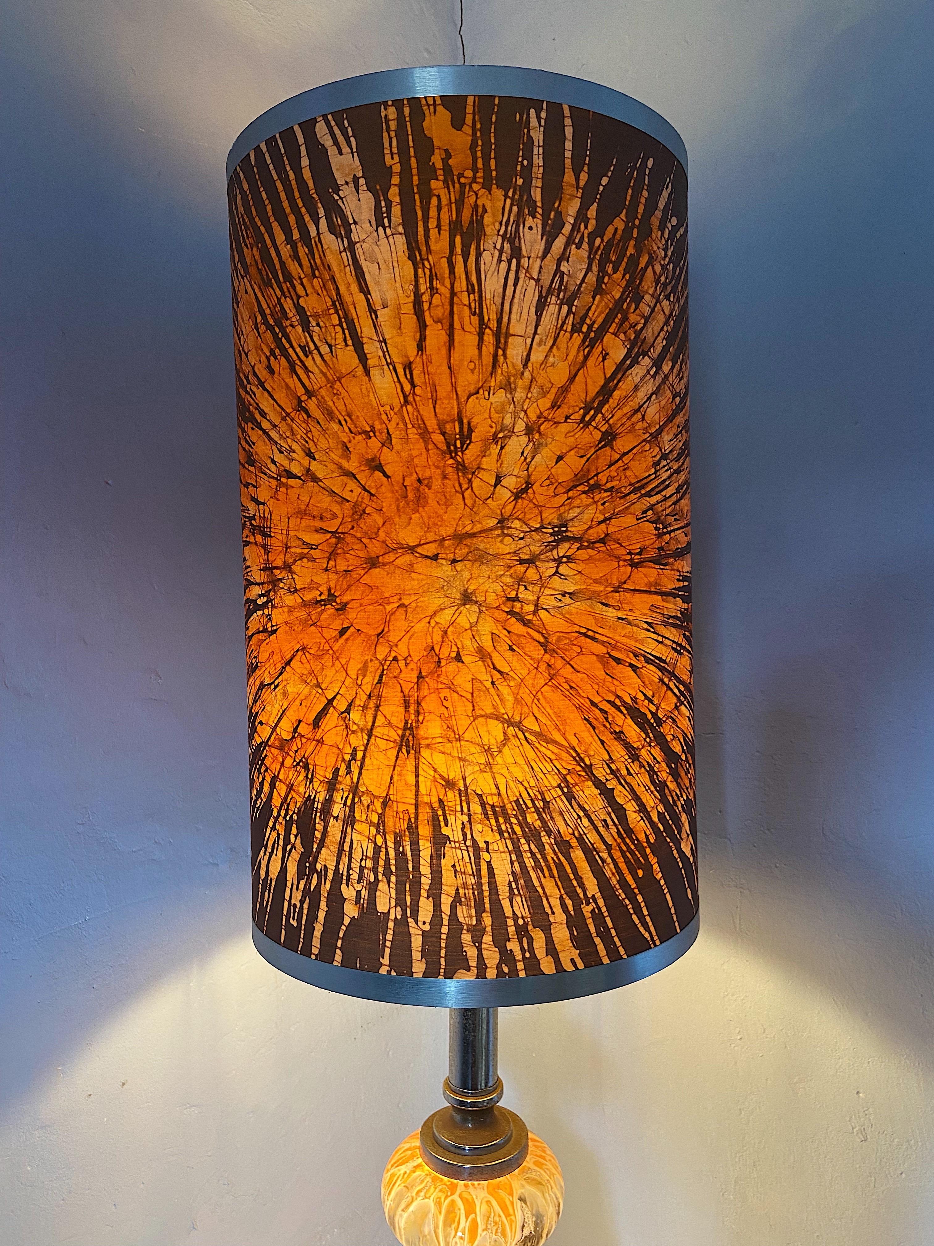 Mid-Century Modern Large Psychedelic Batik Patterned Glass Floor Light In Good Condition For Sale In Palermo, PA