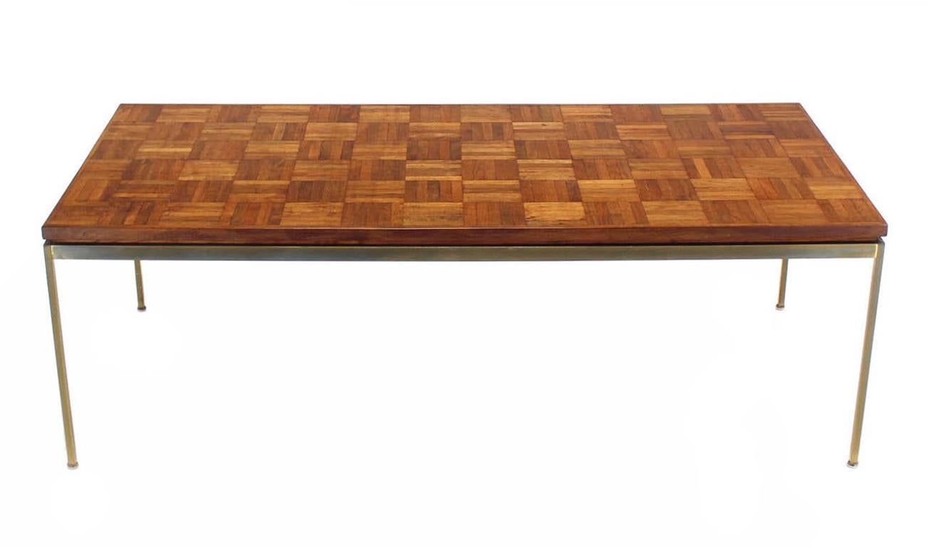 Mid-Century Modern Table basse à plateau en parquet, grand rectangle, base en laiton, The Moderns MINT ! en vente