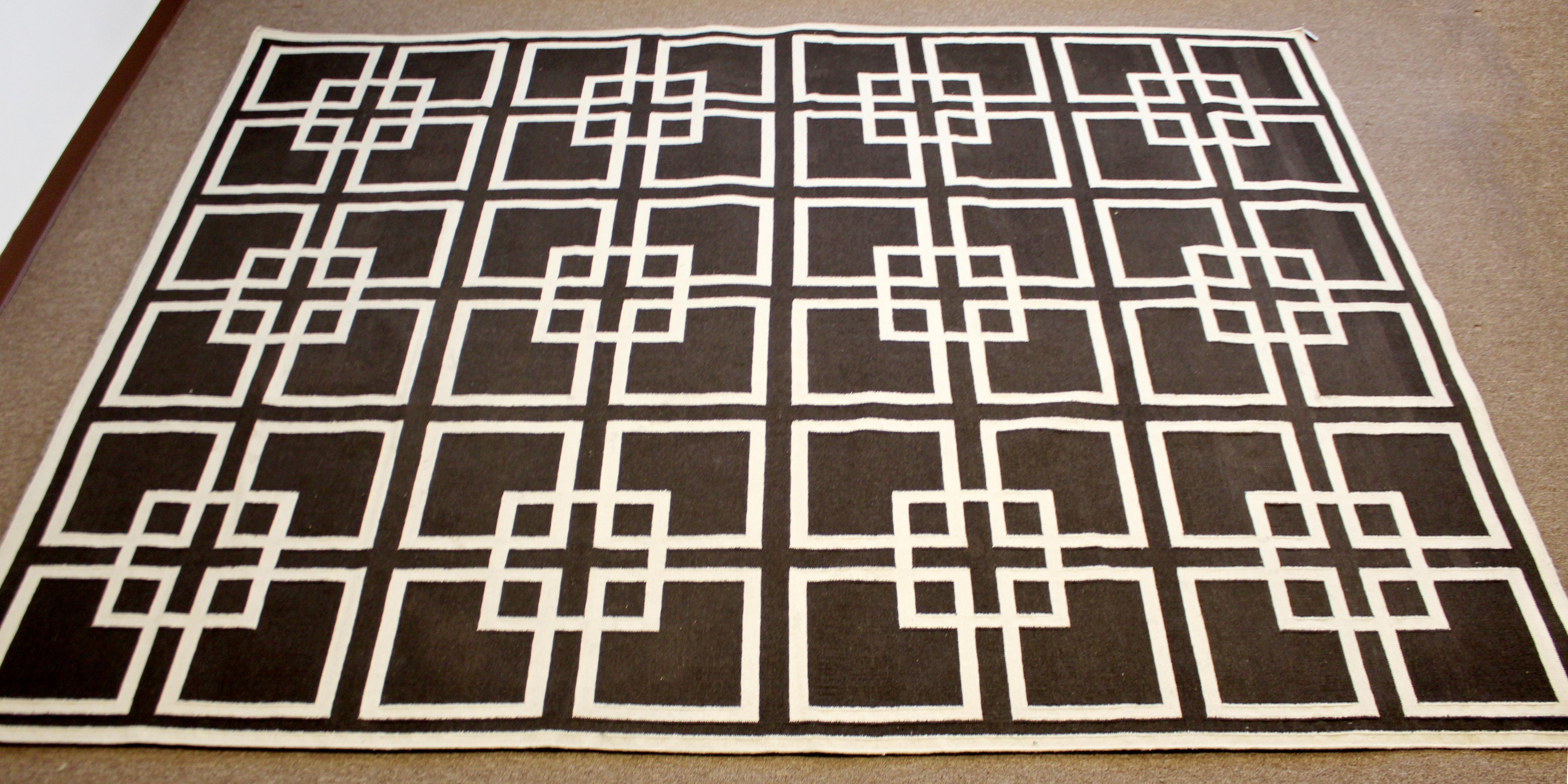 Für Ihre Betrachtung ist eine große, schwarze und weiße geometrische Muster, Wolle Teppich. In ausgezeichnetem Vintage-Zustand. Die Abmessungen sind 107