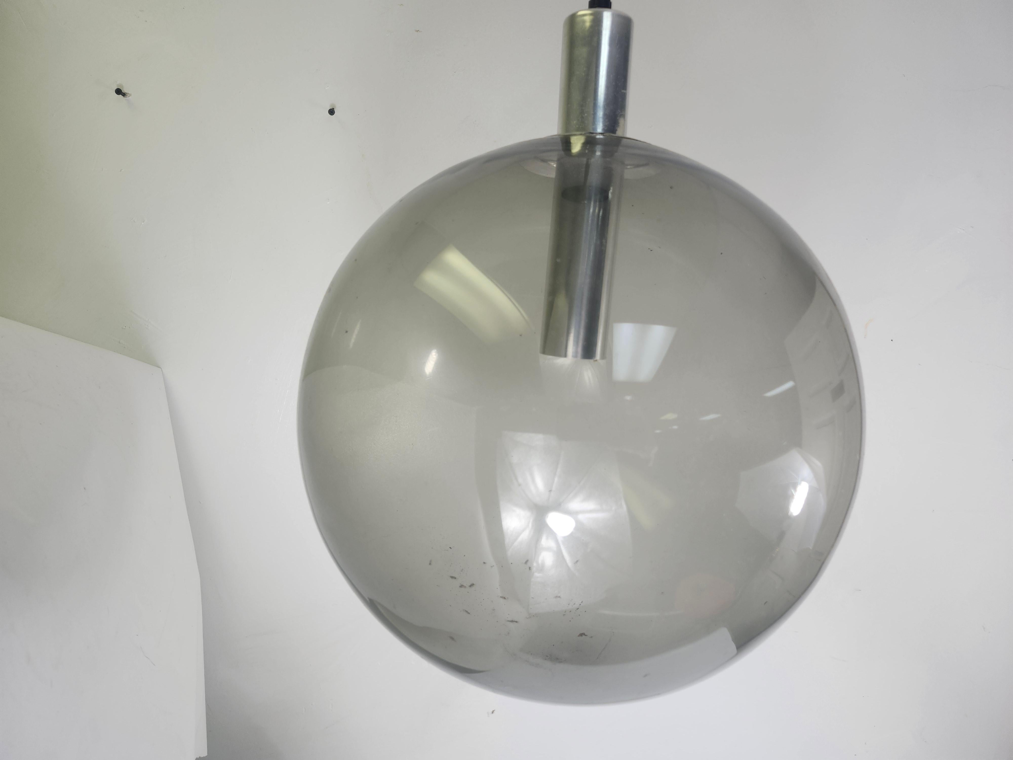 Lámpara colgante redonda grande de cristal ahumado, moderna de mediados de siglo, de Lightolier C1965 Hecho a mano en venta