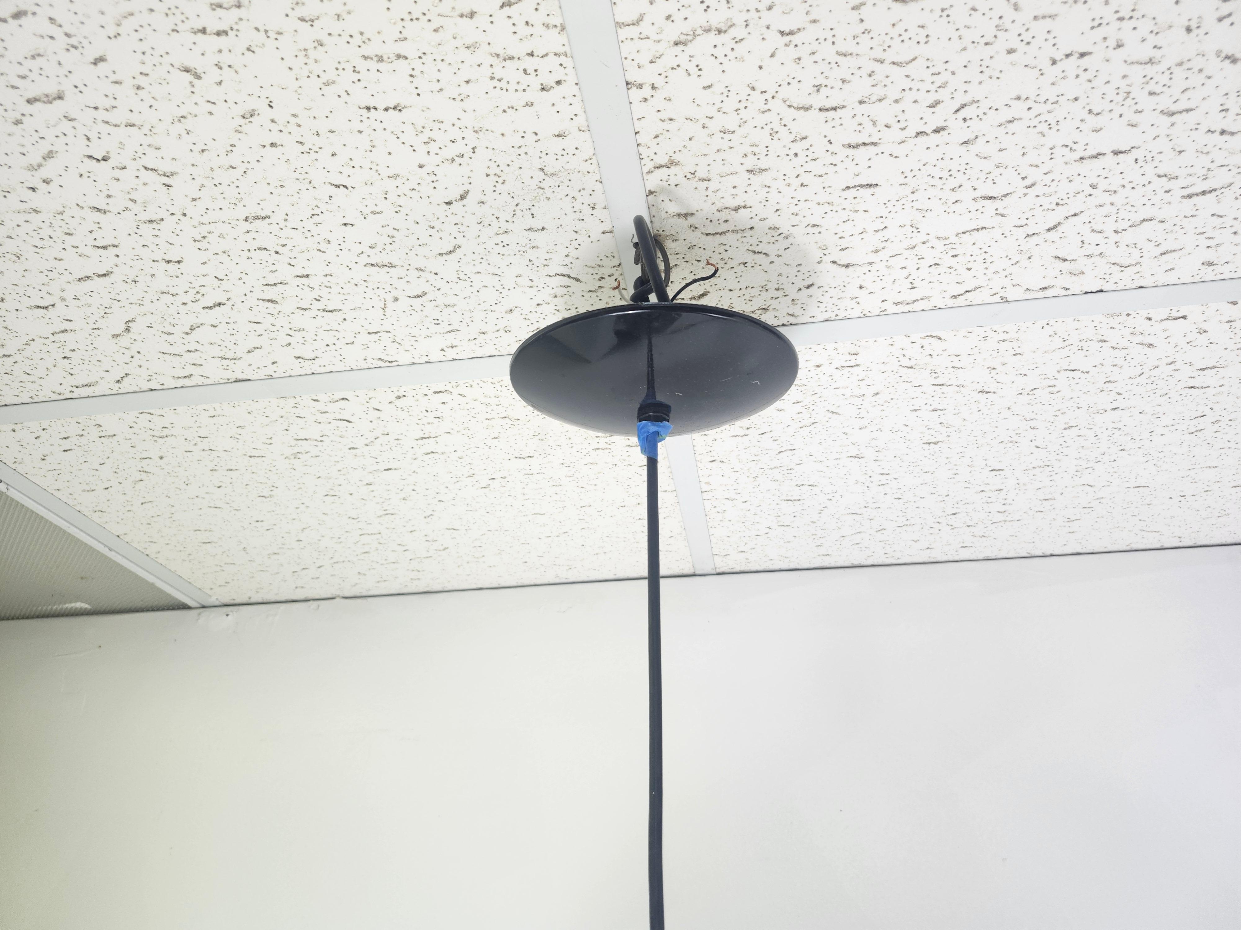 Lámpara colgante redonda grande de cristal ahumado, moderna de mediados de siglo, de Lightolier C1965 en Bueno estado para la venta en Port Jervis, NY