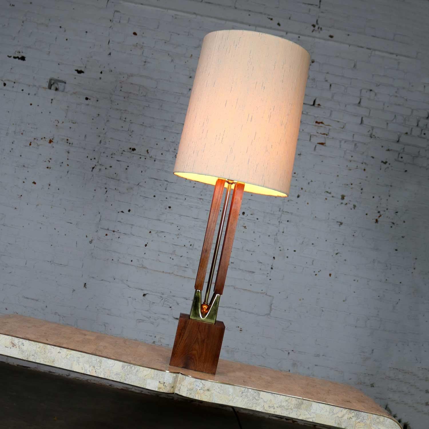 Grande lampe moderne du milieu du siècle en noyer et laiton attribuée à la lampe Laurel Mfg en vente 4