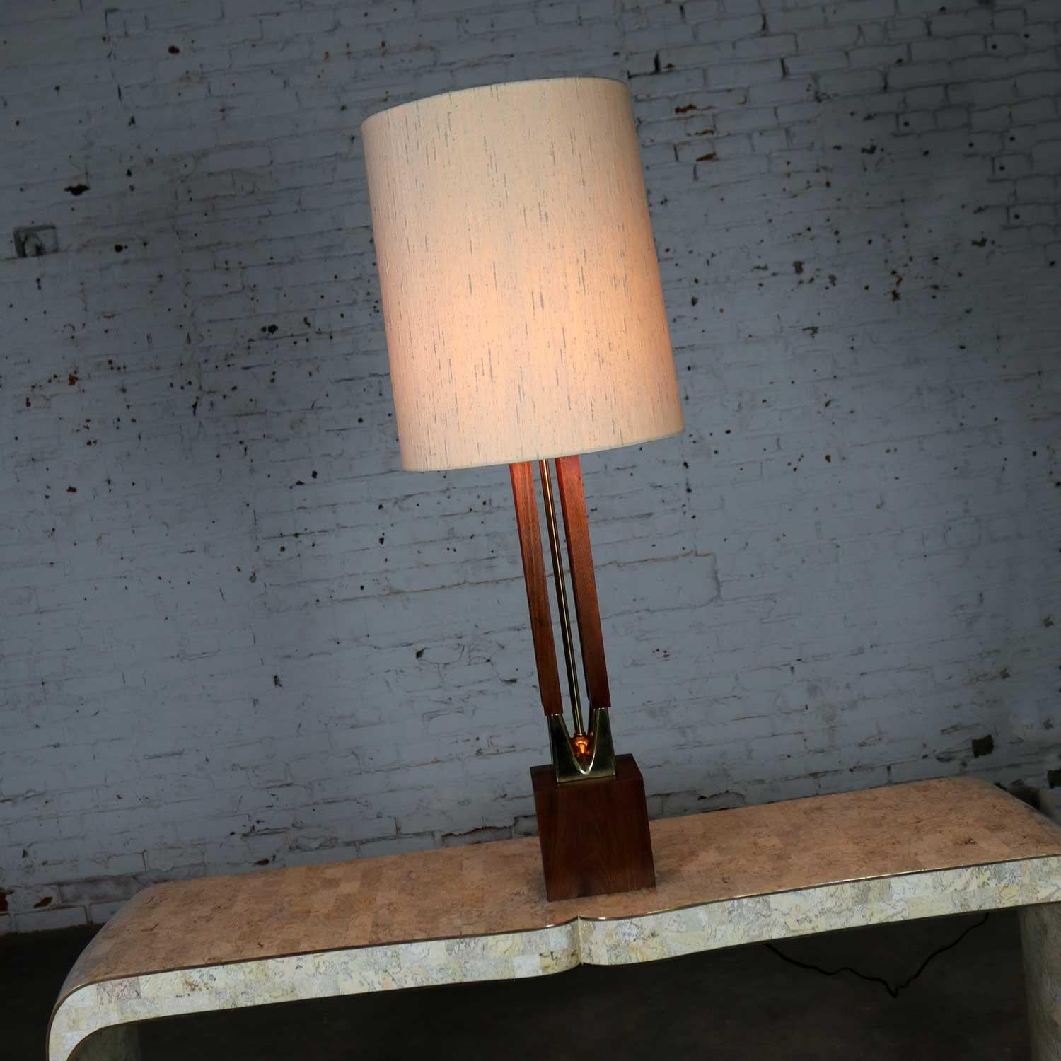 Grande lampe moderne du milieu du siècle en noyer et laiton attribuée à la lampe Laurel Mfg en vente 5