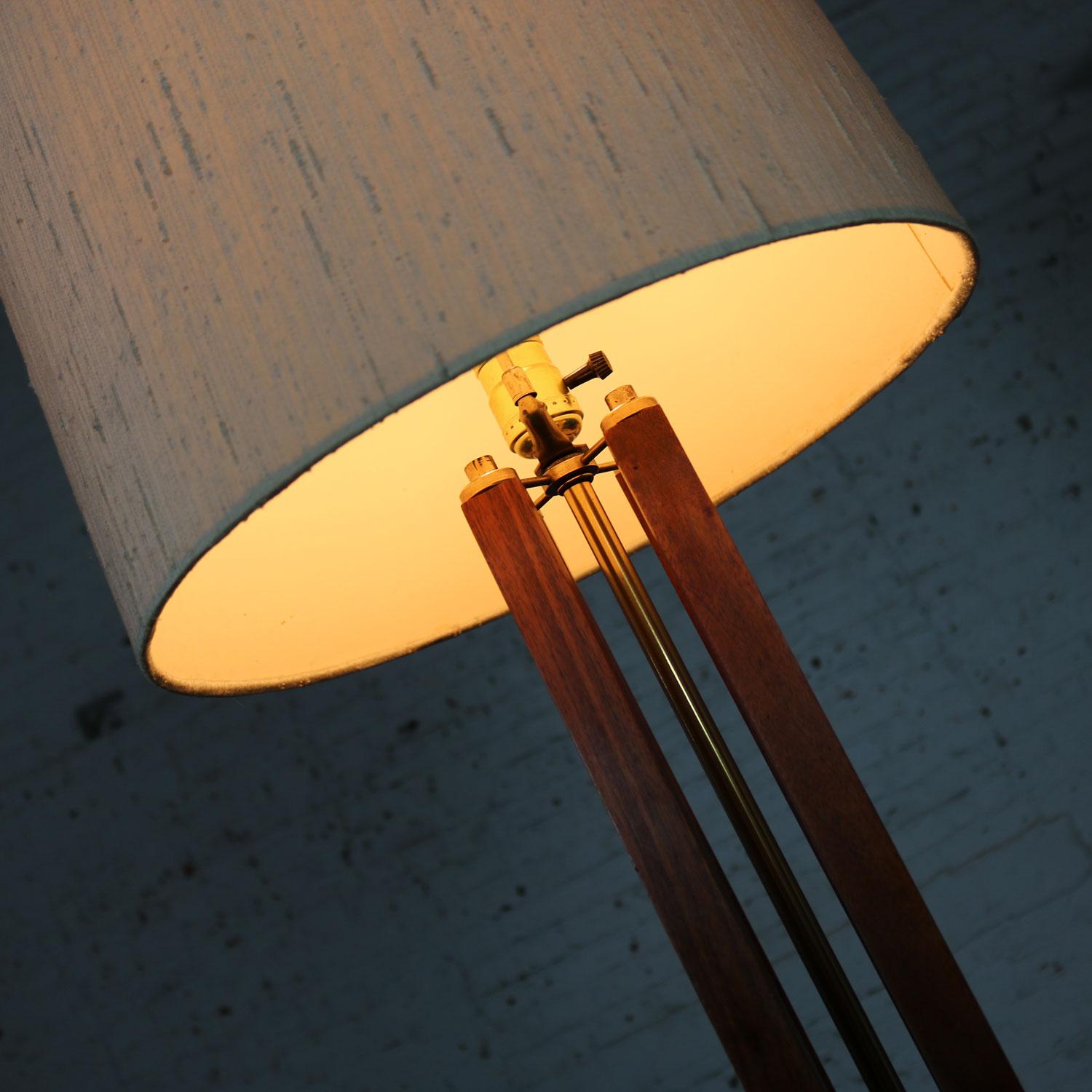 Grande lampe moderne du milieu du siècle en noyer et laiton attribuée à la lampe Laurel Mfg en vente 6