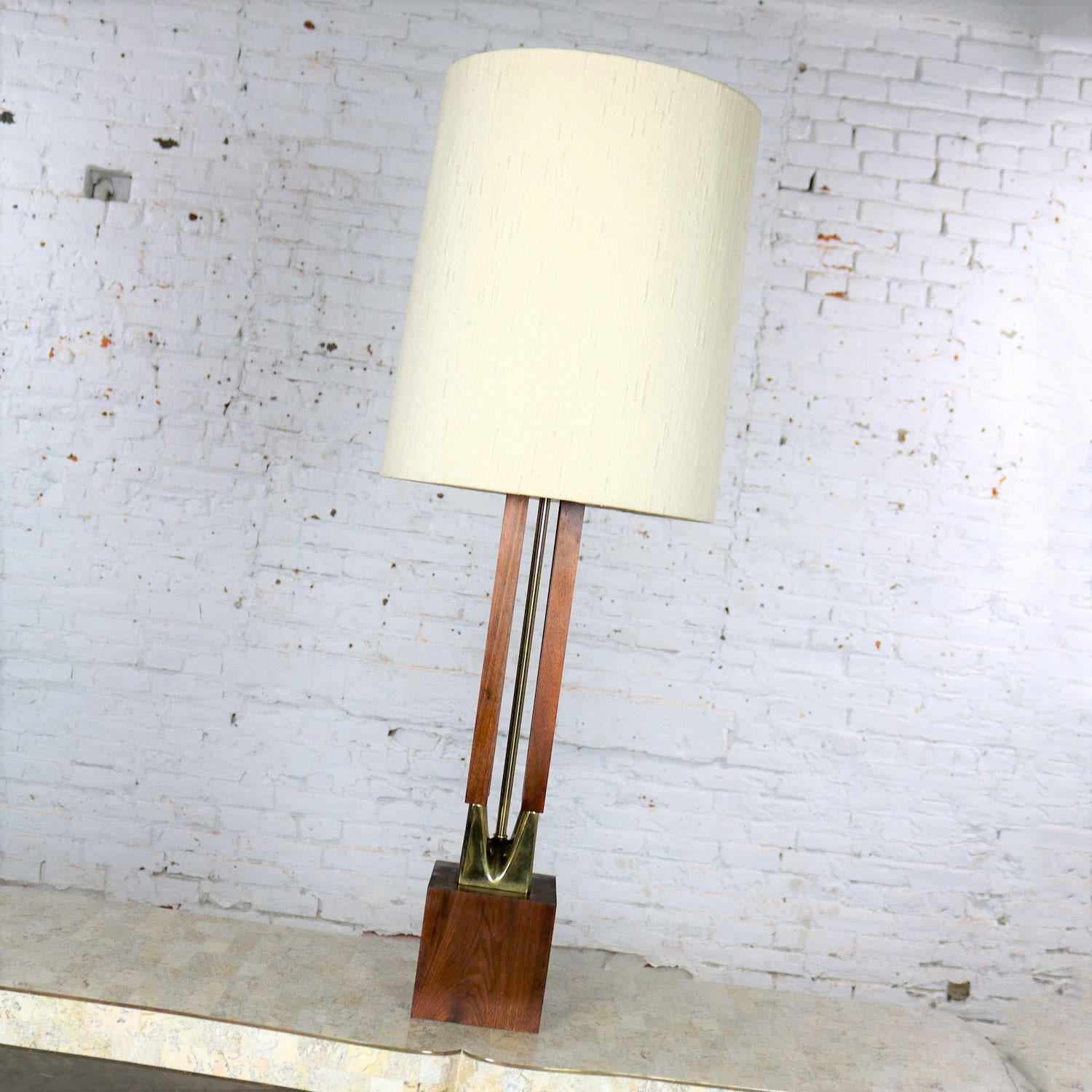 Handsome Mid-Century Modern large scale walnut and brass table lamp which has been attributed to Laurel Lamp Mfg. Co. It is in wonderful overall vintage condition. Its original socket, which more than likely had the Laurel Lamp Mfg. Co. name on it,