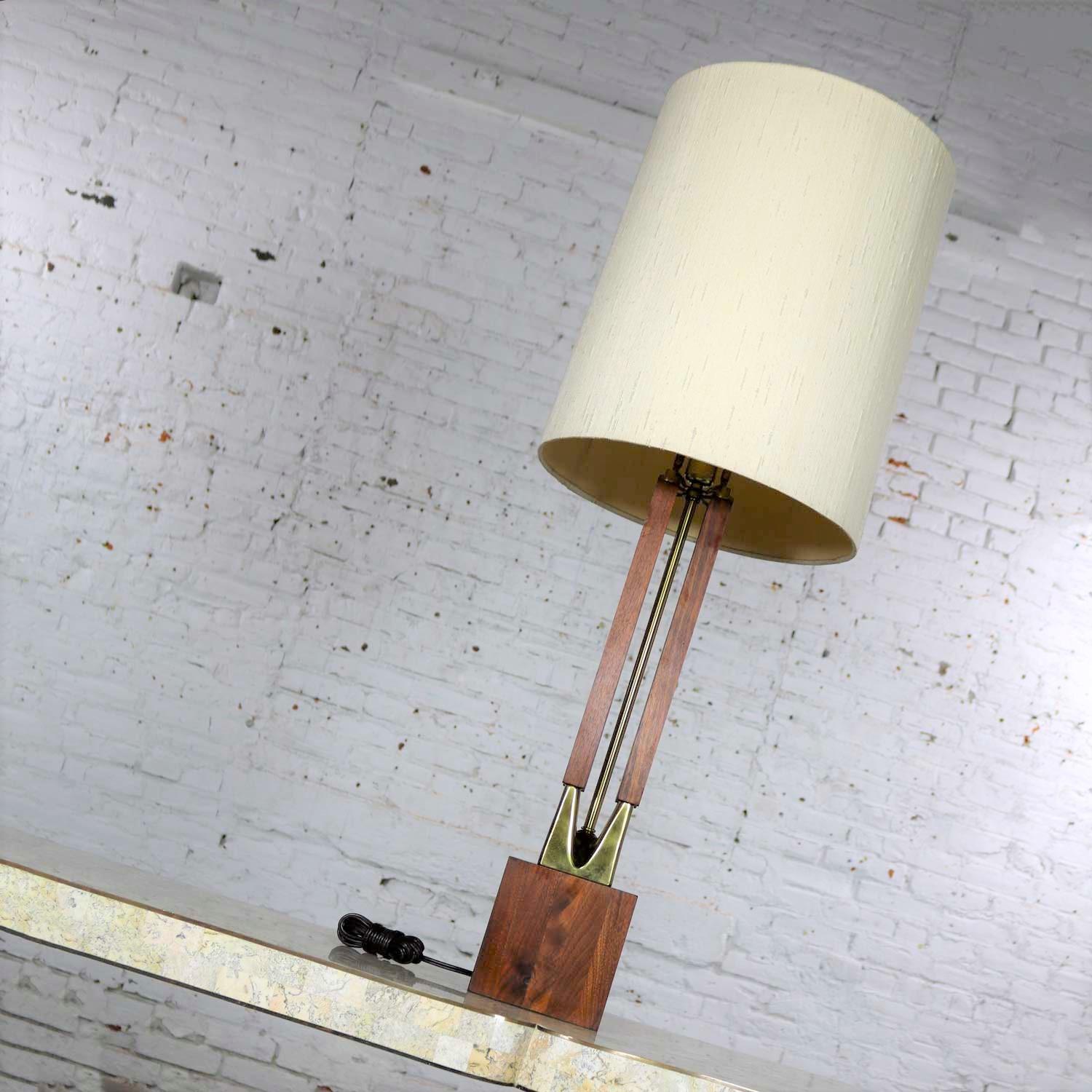 Große Mid-Century-Modern-Lampe aus Nussbaum und Messing, Laurel Lamp Mfg zugeschrieben (Moderne der Mitte des Jahrhunderts) im Angebot