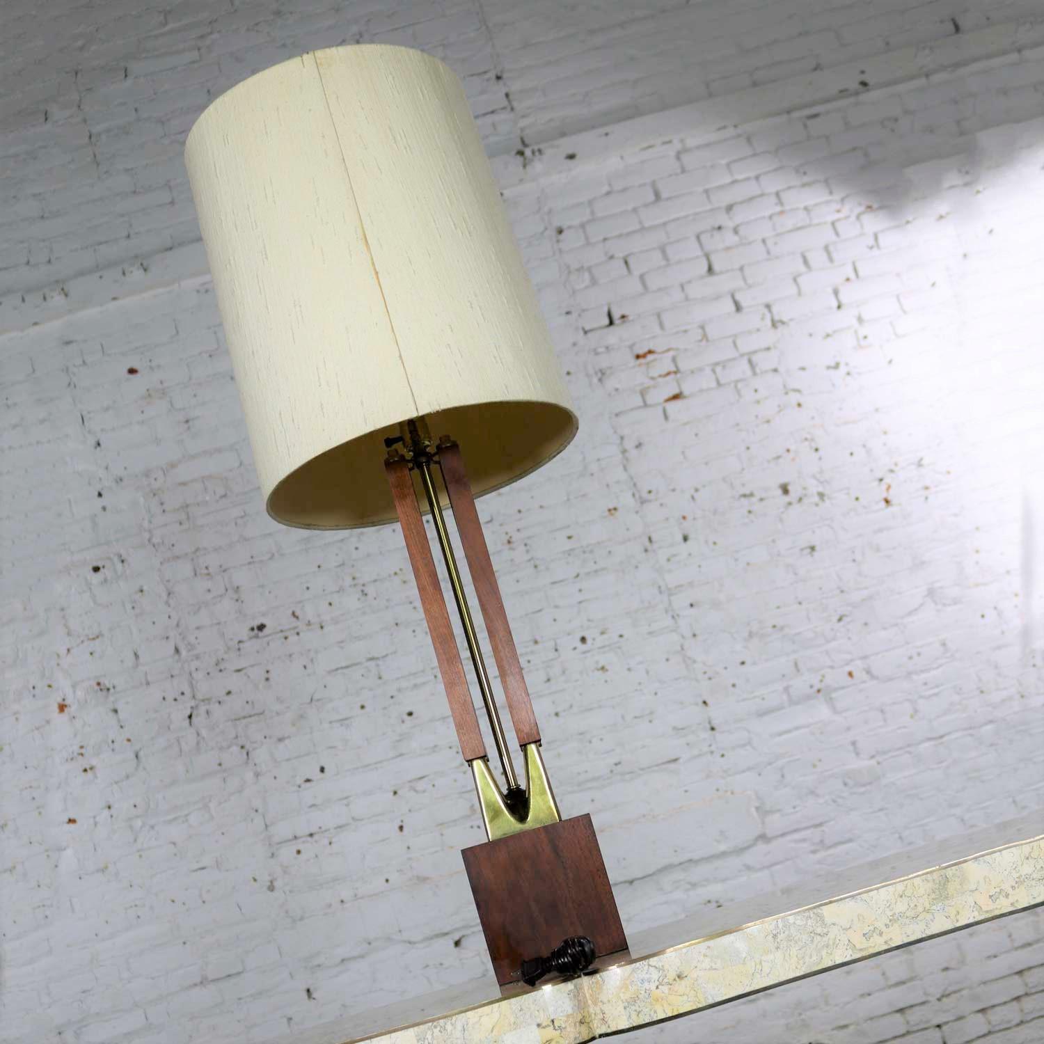 Mid-Century Modern Large Scale Walnut & Brass Lamp Attributed to Laurel Lamp Mfg In Good Condition For Sale In Topeka, KS