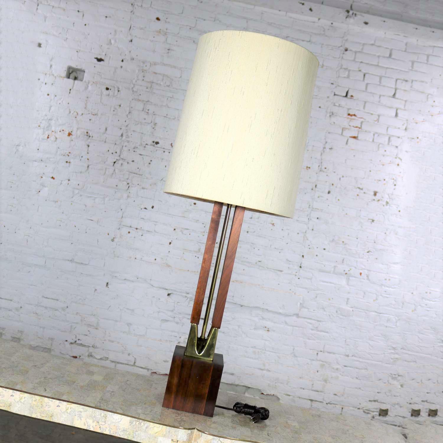 20ième siècle Grande lampe moderne du milieu du siècle en noyer et laiton attribuée à la lampe Laurel Mfg en vente