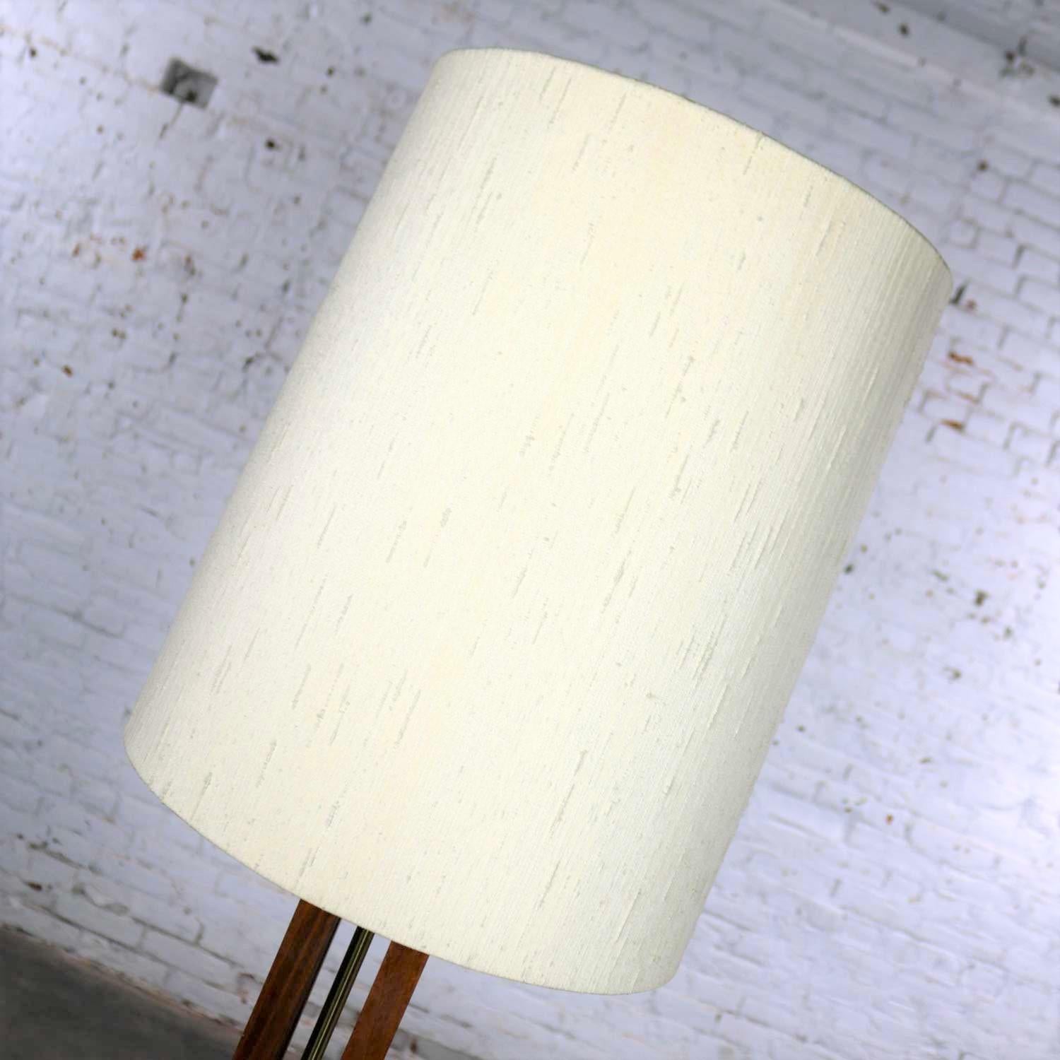 Laiton Grande lampe moderne du milieu du siècle en noyer et laiton attribuée à la lampe Laurel Mfg en vente