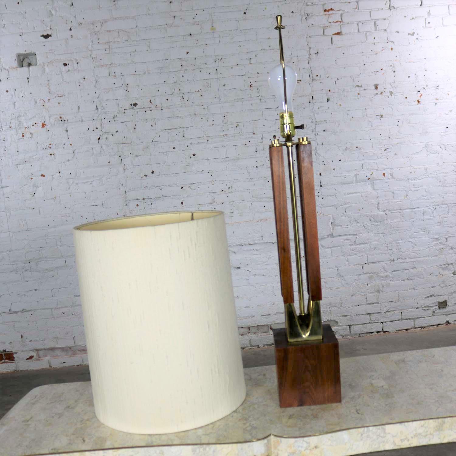 Grande lampe moderne du milieu du siècle en noyer et laiton attribuée à la lampe Laurel Mfg en vente 1
