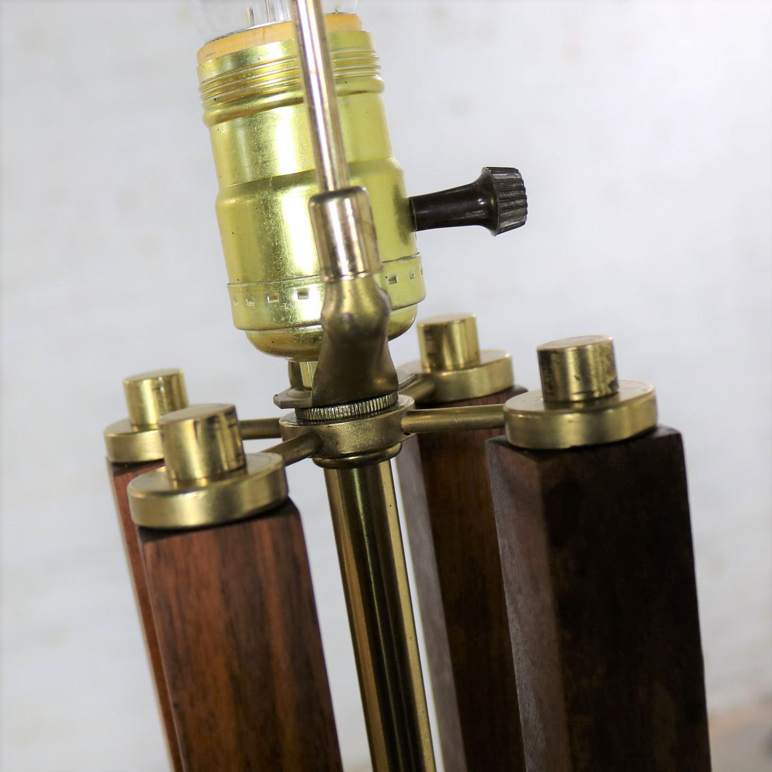 Grande lampe moderne du milieu du siècle en noyer et laiton attribuée à la lampe Laurel Mfg en vente 2