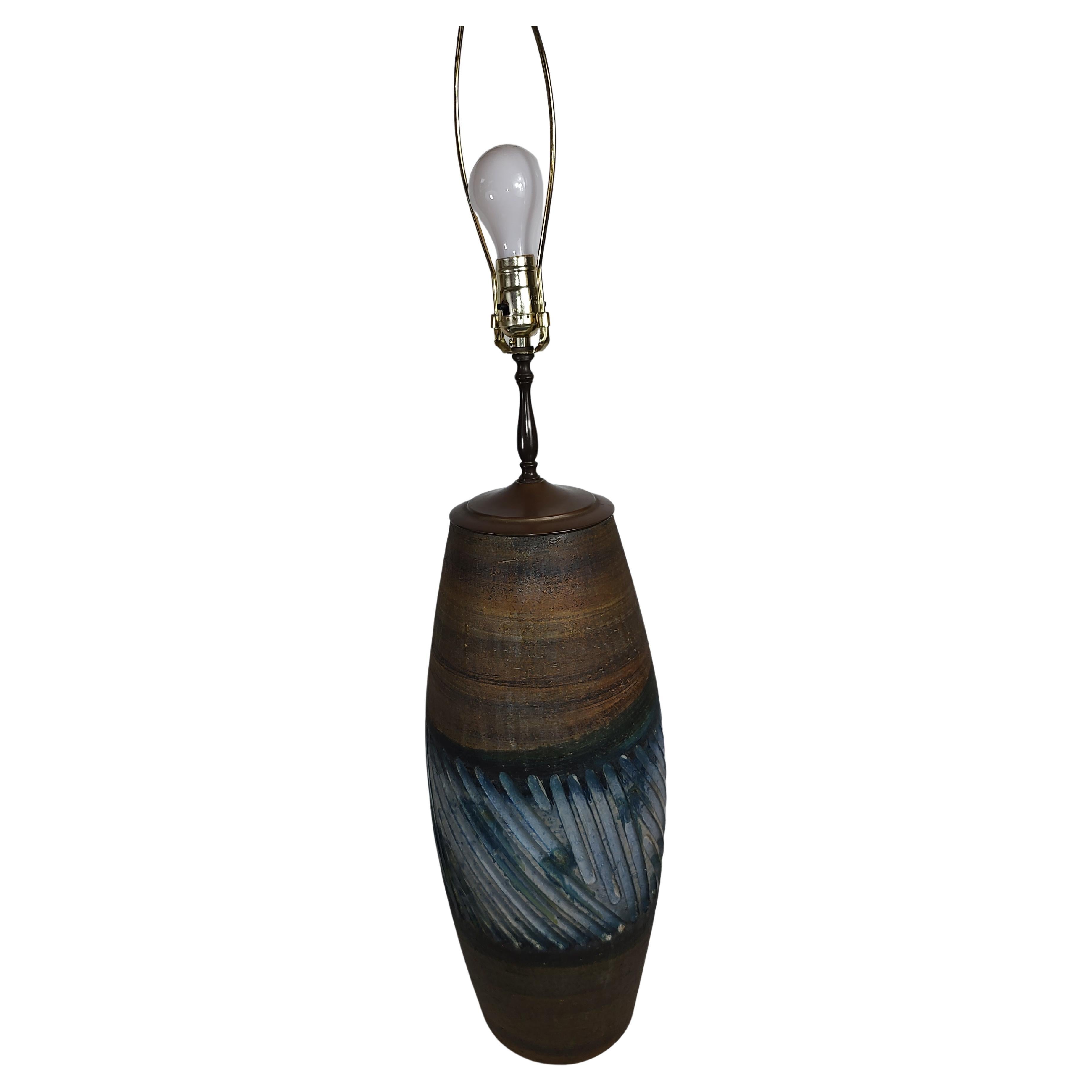 Große skulpturale Mid-Century-Modern-Tischlampe aus handgedrehter Keramik (Moderne der Mitte des Jahrhunderts) im Angebot