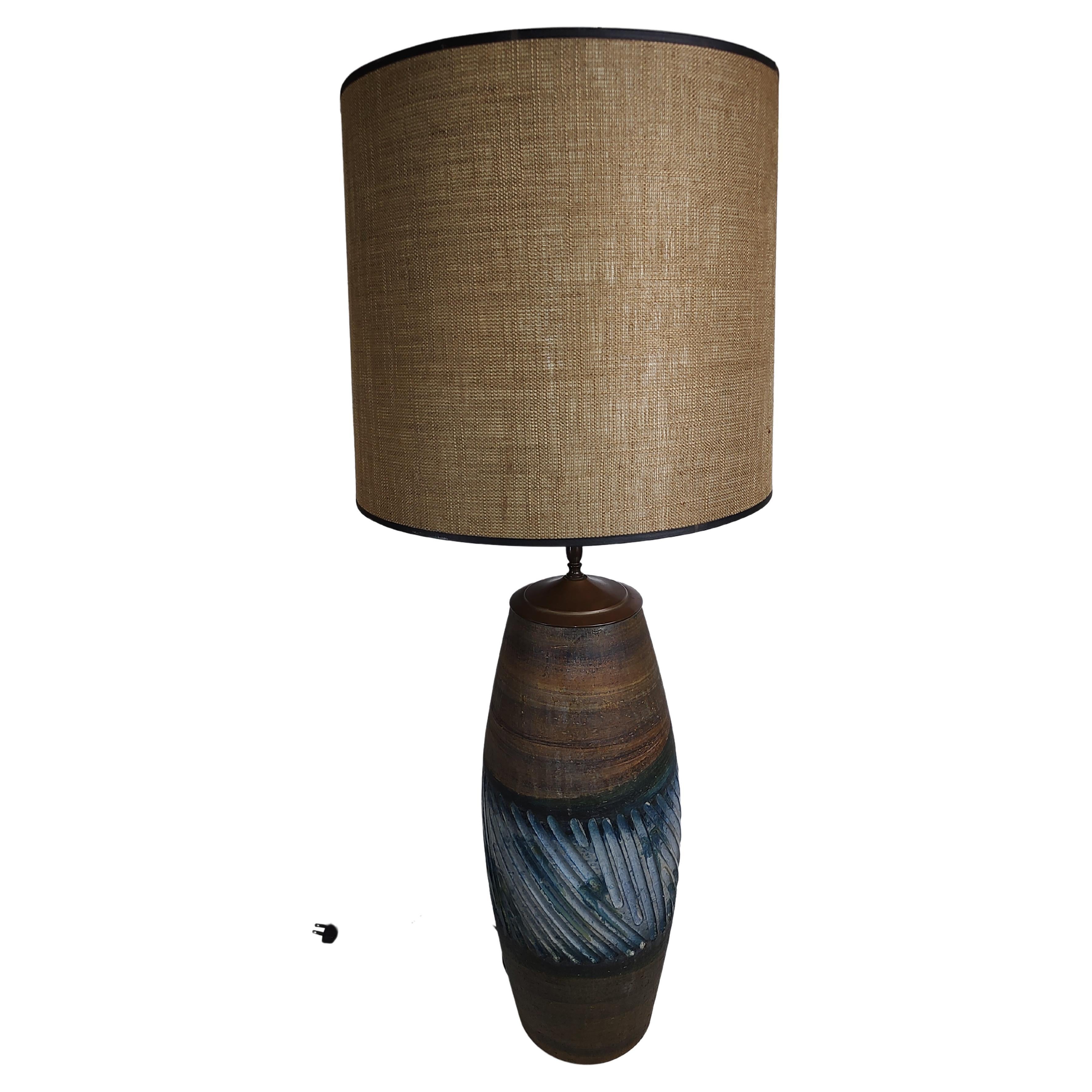 Große skulpturale Mid-Century-Modern-Tischlampe aus handgedrehter Keramik (Italienisch) im Angebot