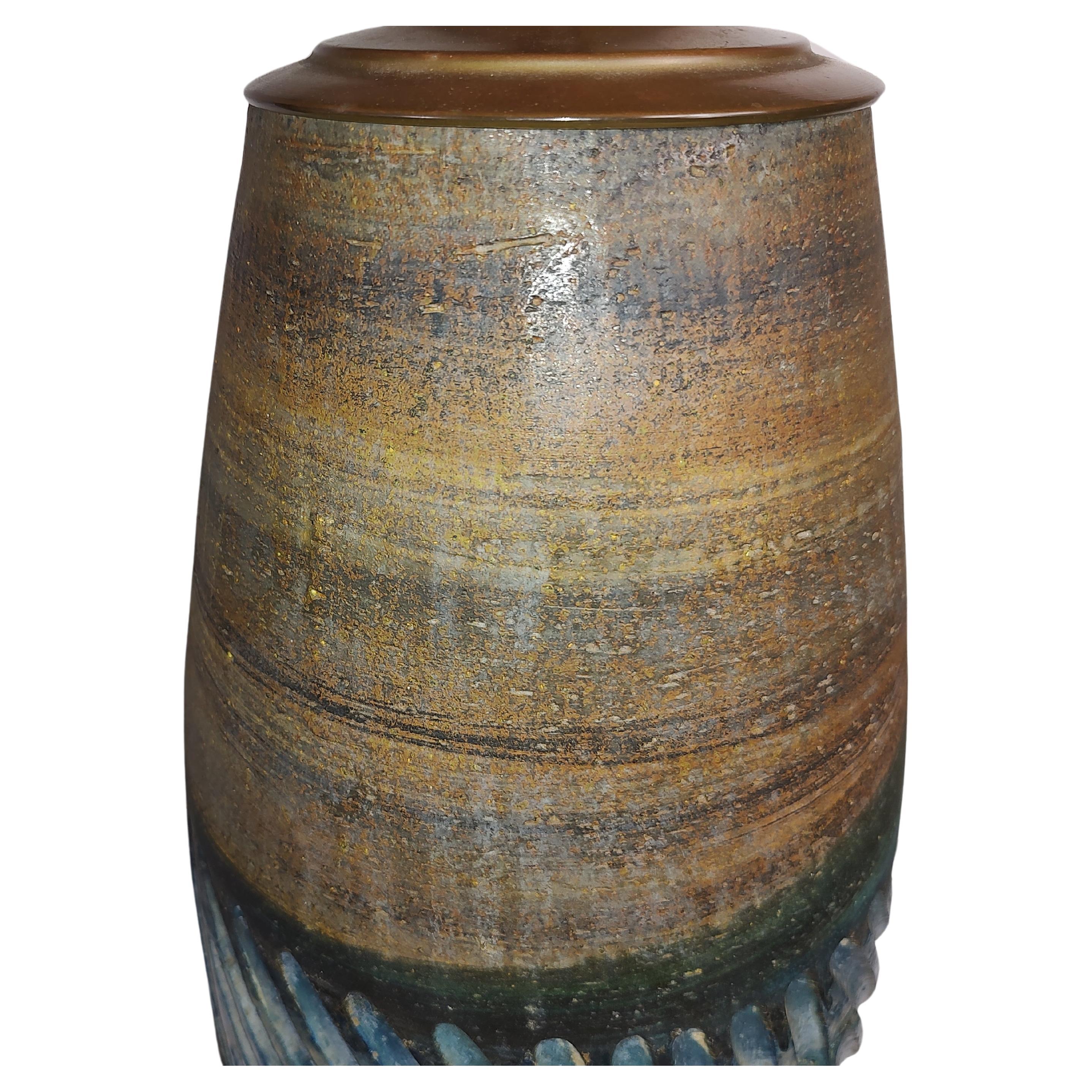 Große skulpturale Mid-Century-Modern-Tischlampe aus handgedrehter Keramik im Zustand „Gut“ im Angebot in Port Jervis, NY