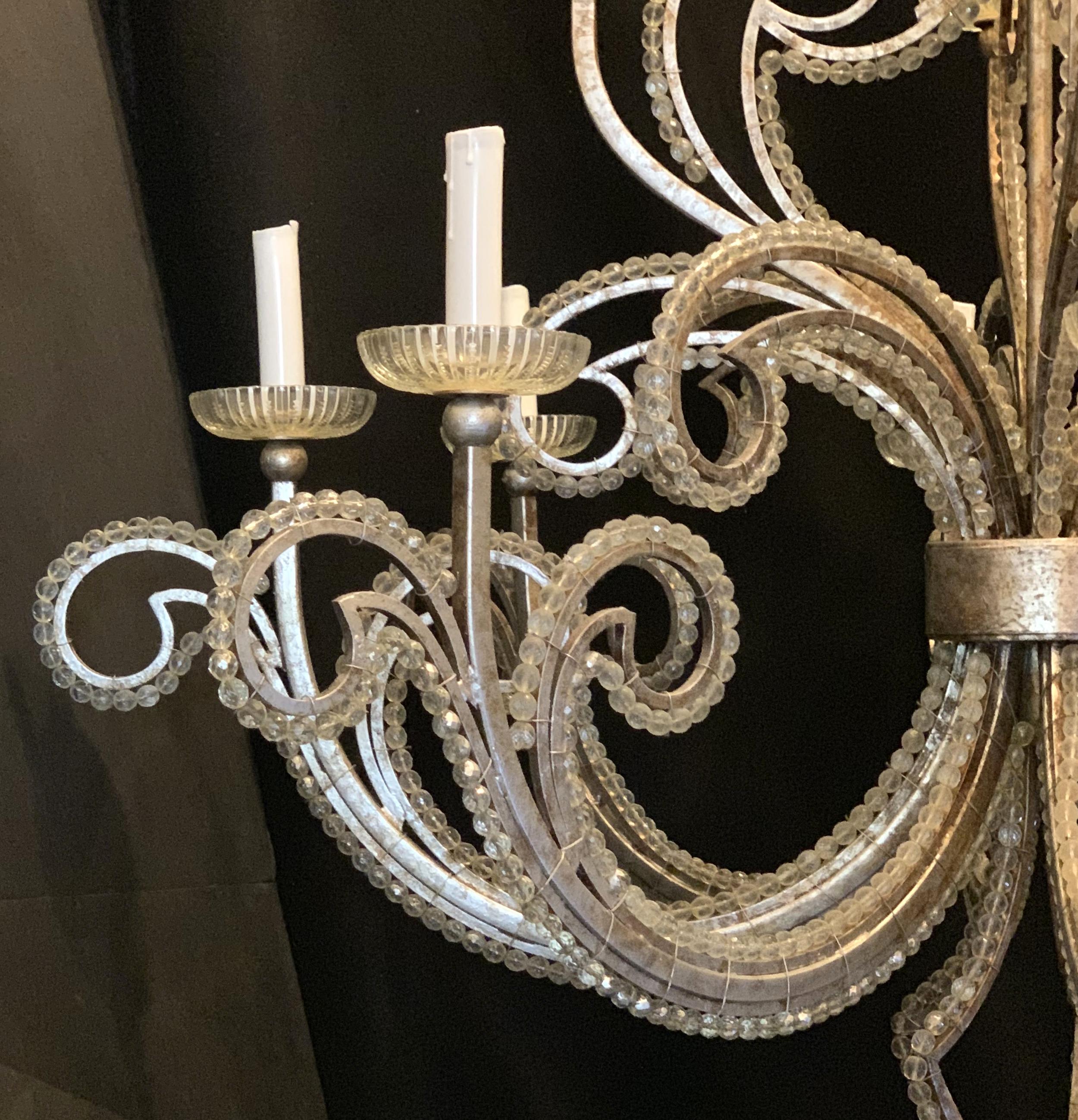 Mid-Century Modern Lustre Baguès moderne du milieu du siècle Grand lustre en perles de cristal Silver Leaf à 12 lumières en vente