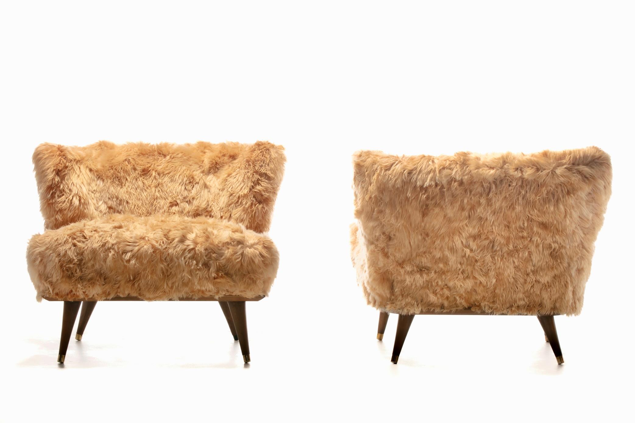 Sillas de salón tipo pantuflas de alpaca peruana, modernas de mediados de siglo Estadounidense en venta