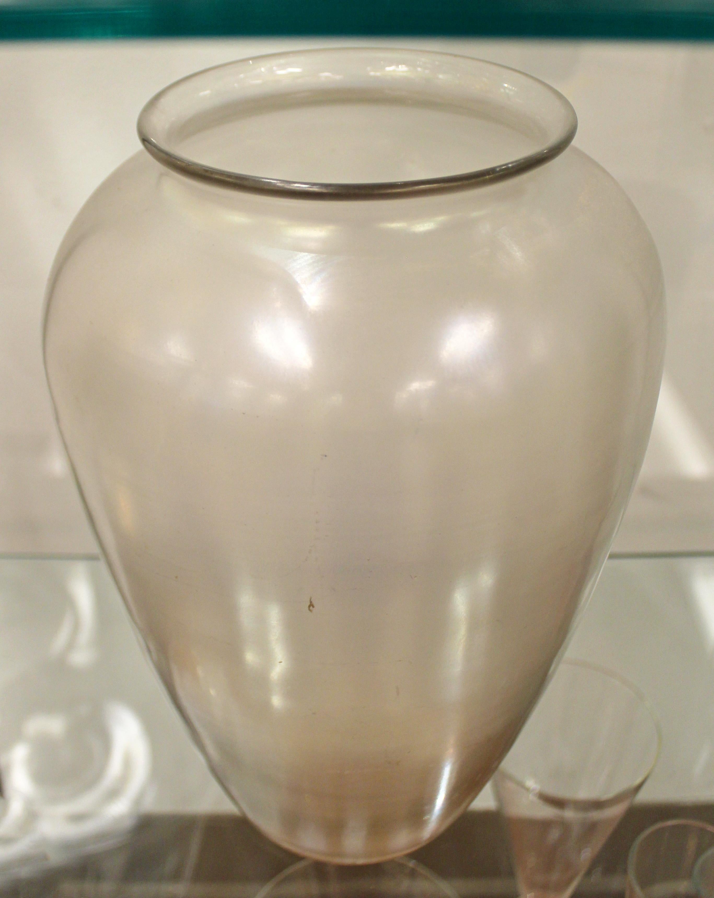 American Mid-Century Modern Large Steuben Aurene Iridescent Decorative Art Vase, 1960s