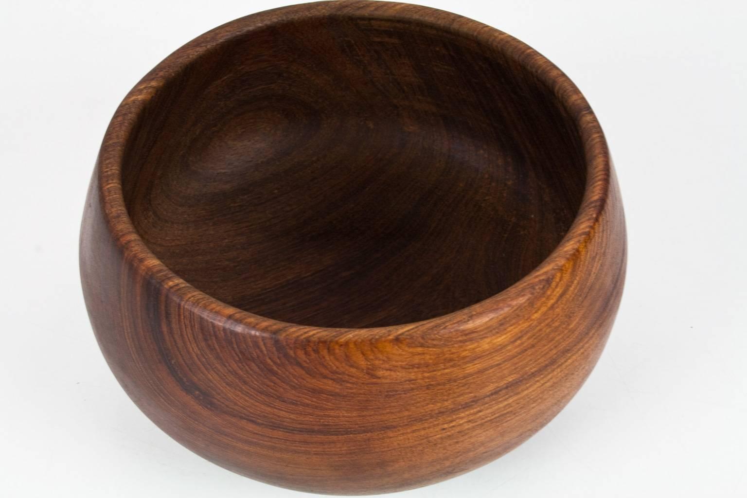 Mid-Century Modern large (9.8 inch / 25 cm) Danish hand moulded and sculptural, teak wooden bowl in very good condition. Bought in the early 1960s in Denmark, Scandinavian Modern design. The piece is in good condition.

Beautiful table piece and