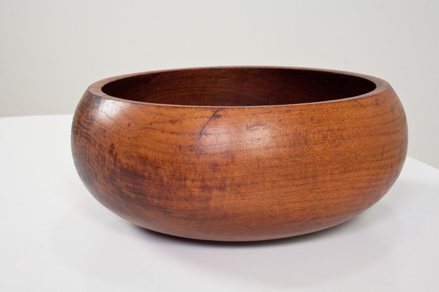 Mid-Century Modern large (9.8 inch / 25 cm) Danish hand moulded and sculptural, teak wooden bowl in very good condition. Bought in the late 1960s in Denmark, Scandinavian Modern design. The piece is in good condition.

Beautiful table piece and