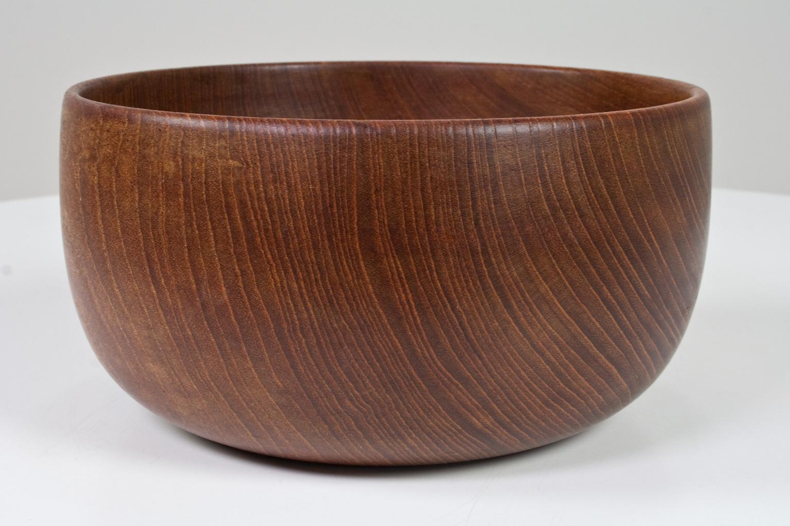 Mid-Century Modern large (9 inch / 23 cm) Danish hand moulded and sculptural, teak wooden bowl in very good condition. Bought in the late 1960s in Denmark, Scandinavian Modern design. The piece is in good condition.

Beautiful table piece and home