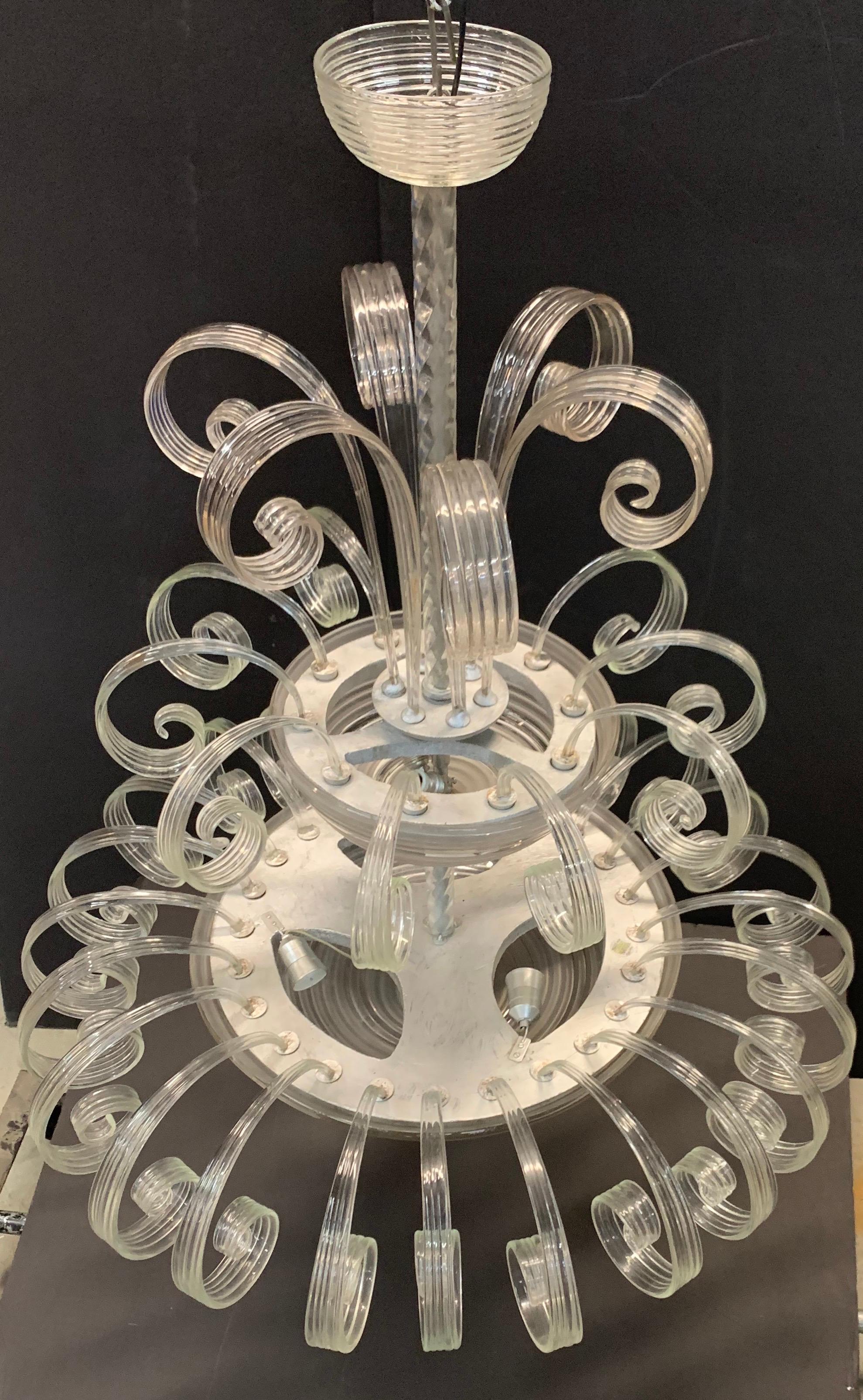 20ième siècle Grand lustre à volutes en verre de Murano en marbre de Lorin vénitien, moderne du milieu du siècle dernier