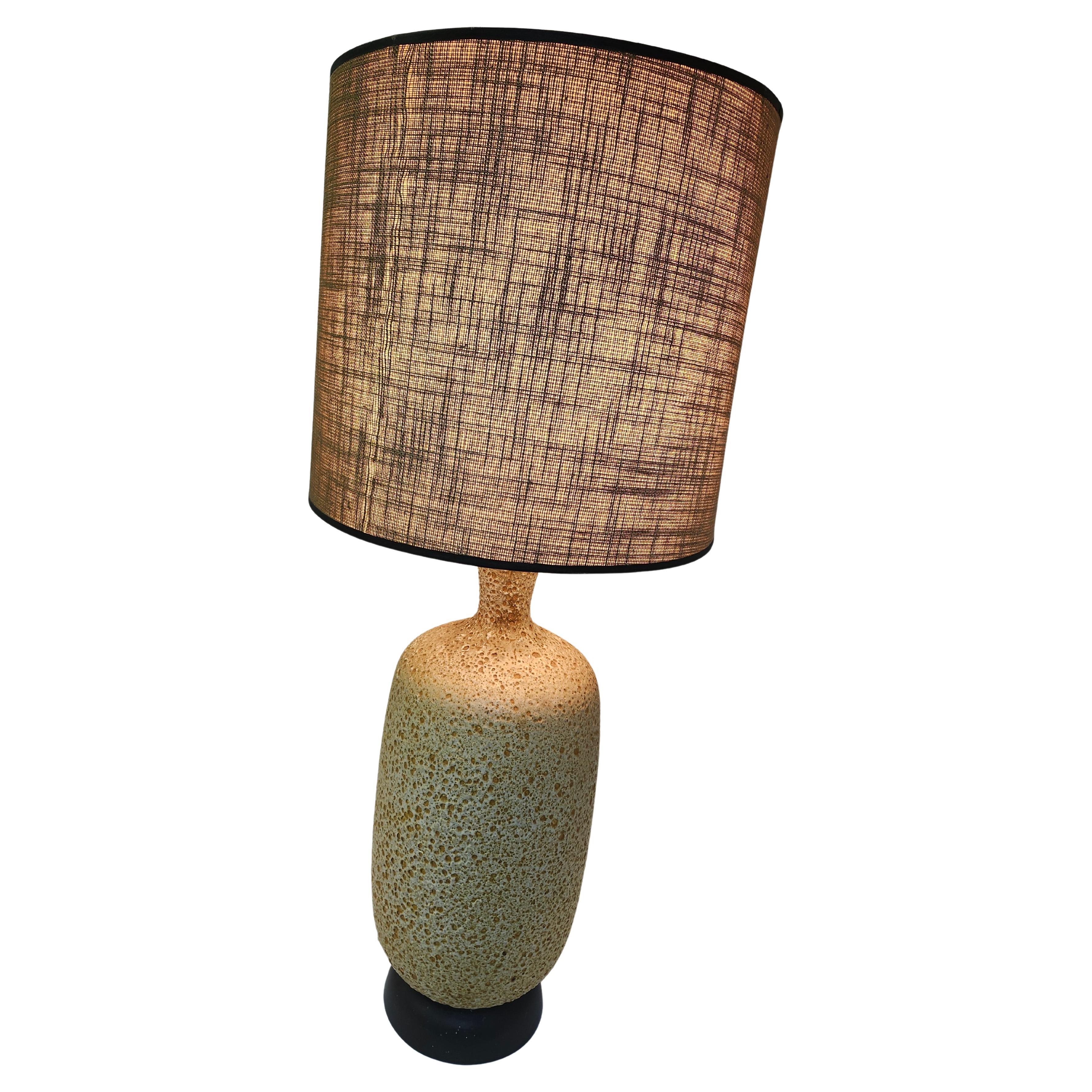 Fantástica lámpara de sobremesa de mediados de siglo, sencilla pero elegante, con pantalla. Mirada de guijarro volcánico en óxido y beige con una hermosa pantalla de tela de época. Grande y con mucho mando, sin duda puede valer por sí misma.