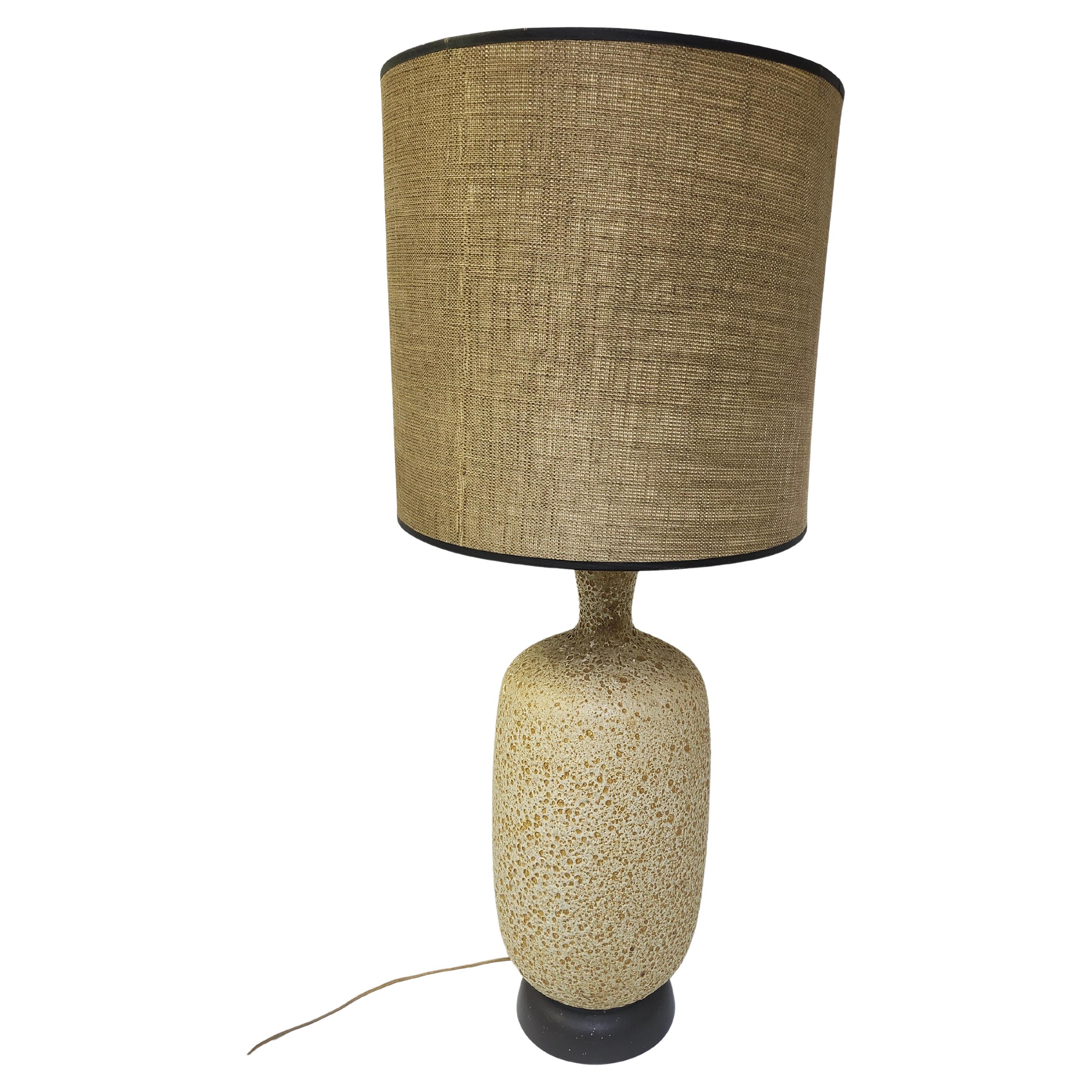 Lámpara de sobremesa moderna de mediados de siglo con esmalte de guijarros volcánicos C!960 Moderno de mediados de siglo en venta