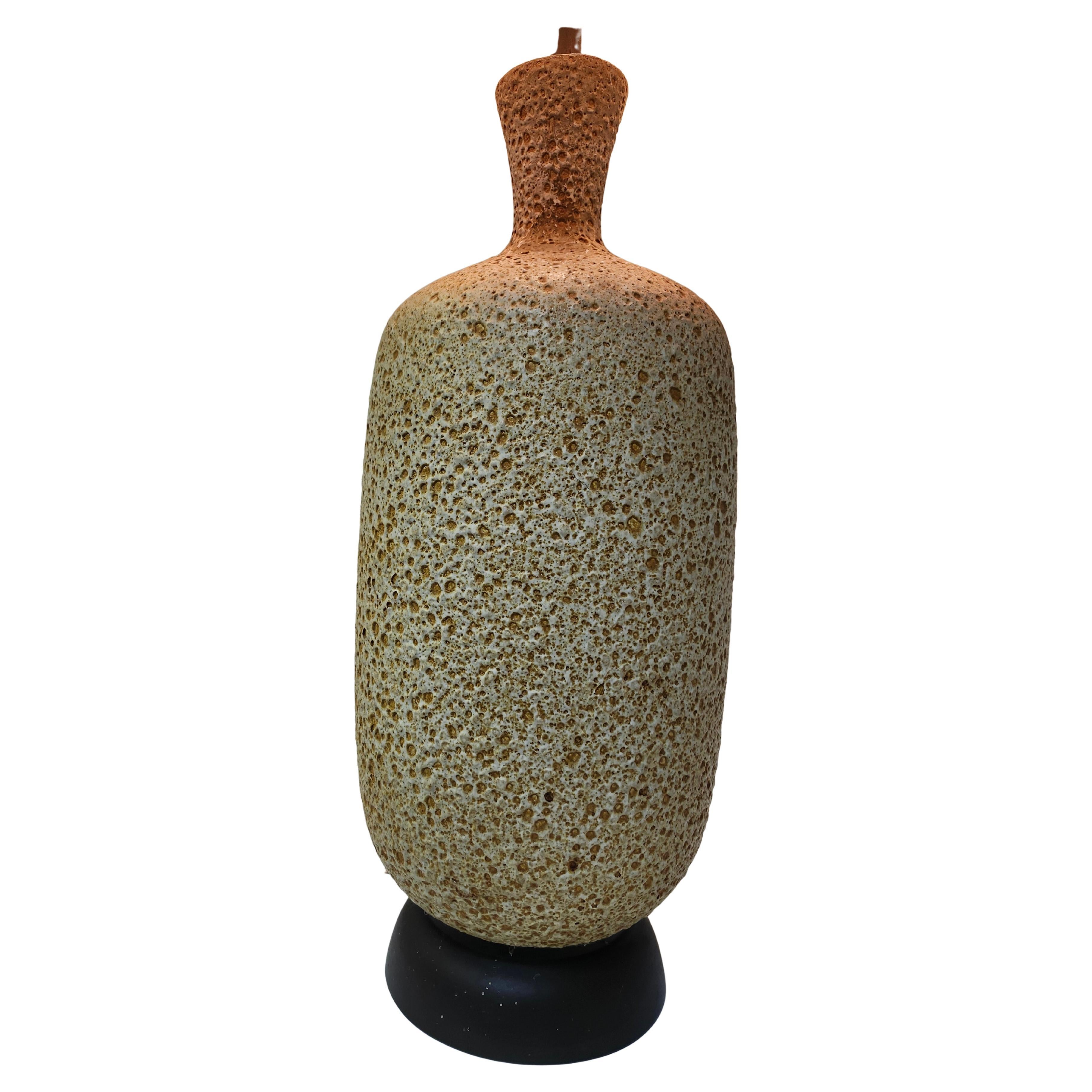 Lámpara de sobremesa moderna de mediados de siglo con esmalte de guijarros volcánicos C!960 Glaseado en venta