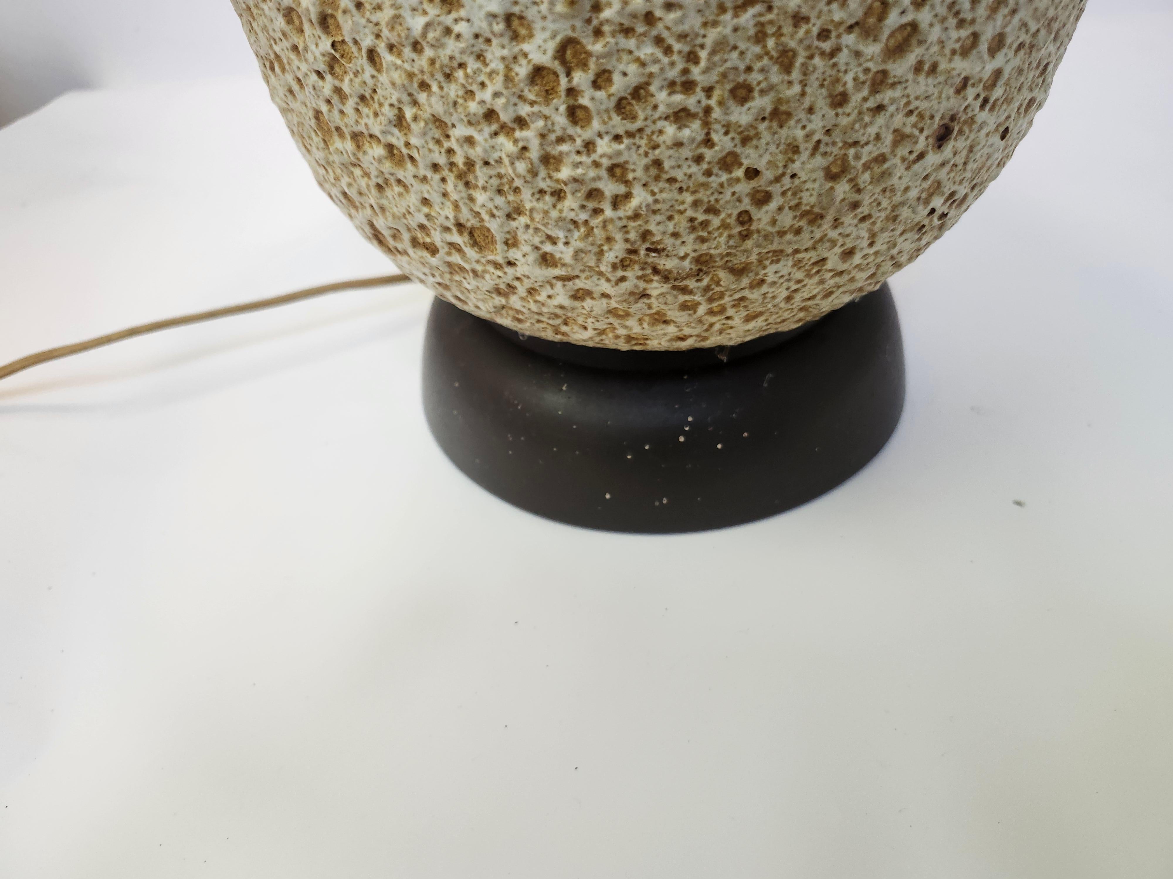 Lámpara de sobremesa moderna de mediados de siglo con esmalte de guijarros volcánicos C!960 en Bueno estado para la venta en Port Jervis, NY