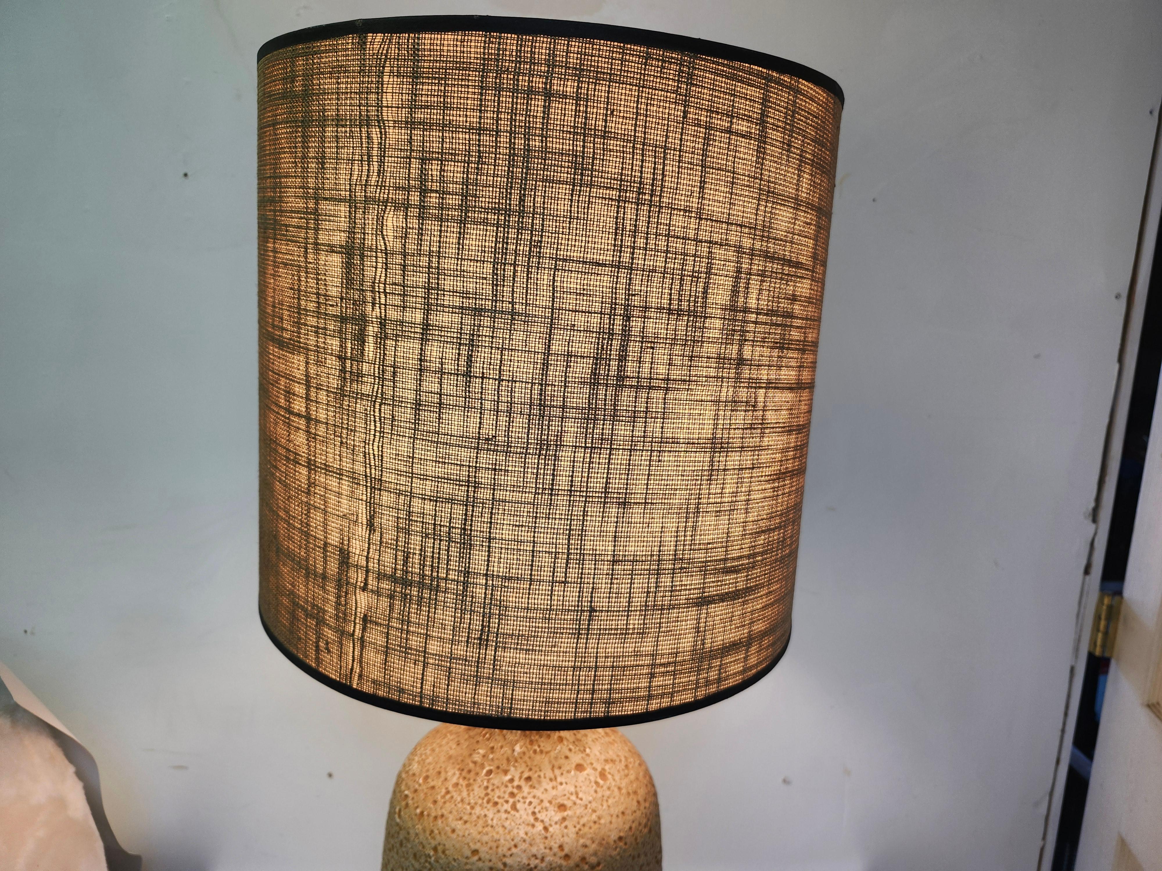 Lámpara de sobremesa moderna de mediados de siglo con esmalte de guijarros volcánicos C!960 mediados del siglo XX en venta