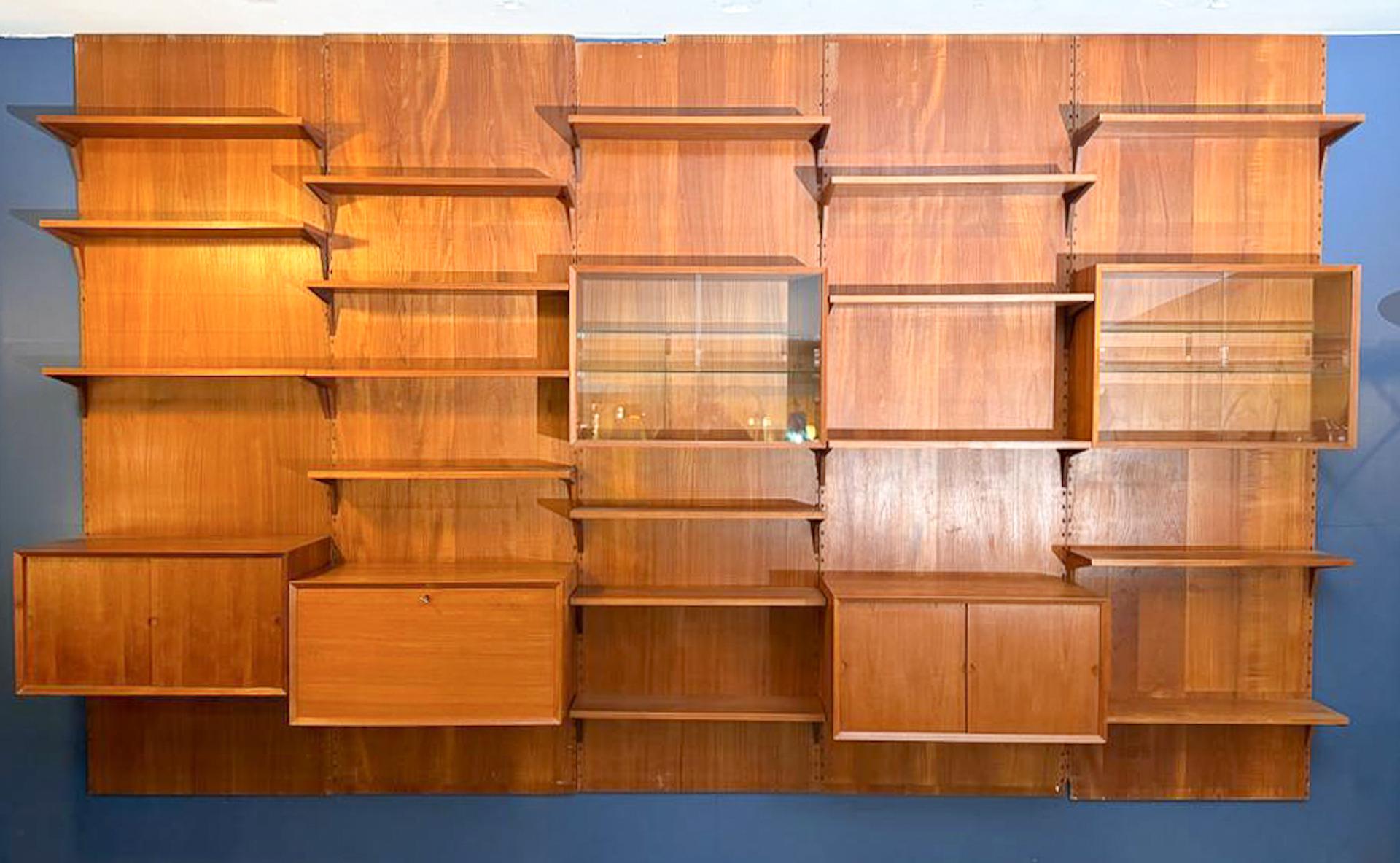 Italian Mid-Century Modern Large Wall Unit by Poul Cadovius for Royal System , 1950s For Sale