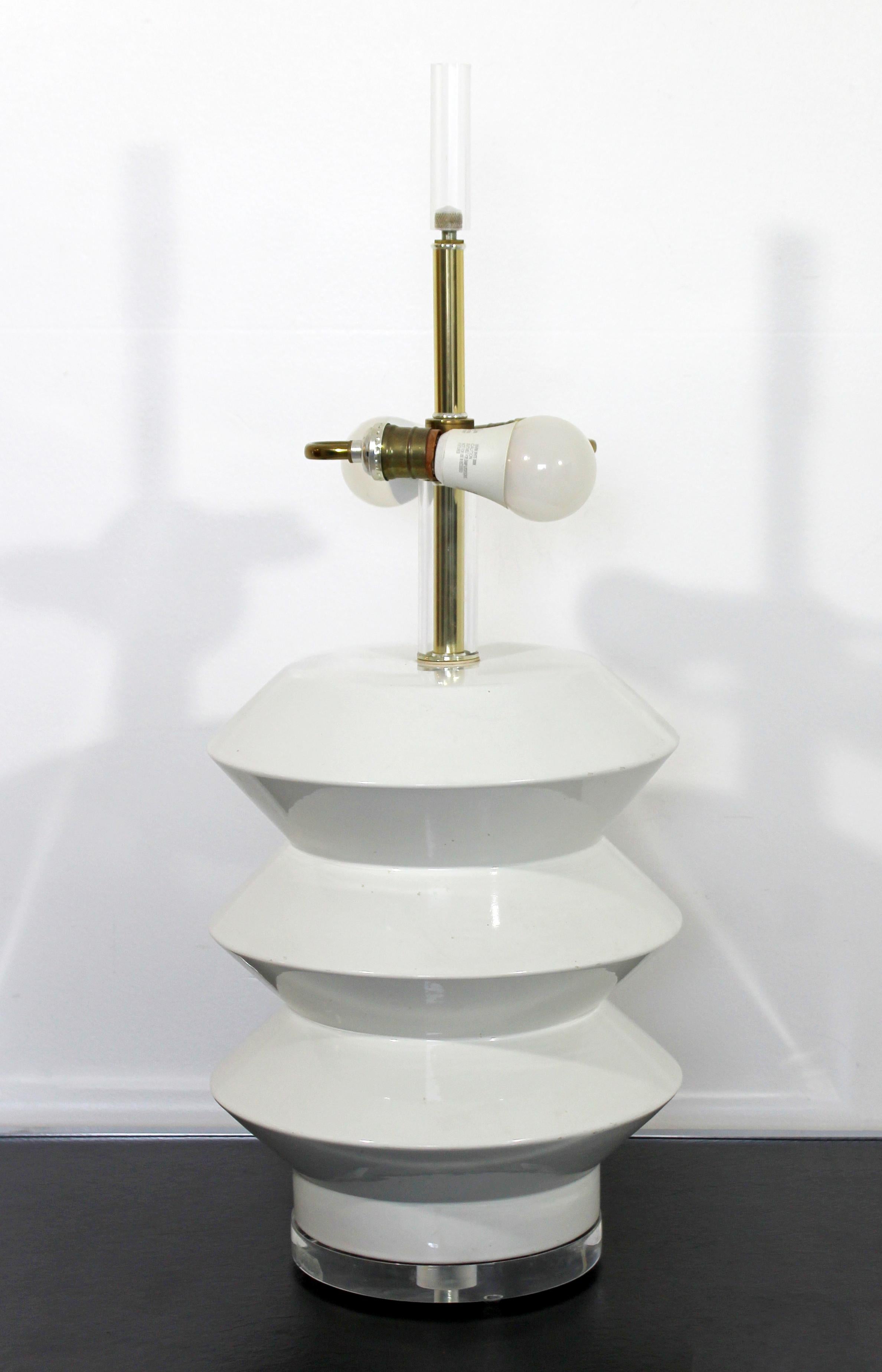 For your consideration is a phenomenal, architectural table lamp, made of white ceramic, brass and Lucite, by Bauer. In very good condition. The dimensions of the lamp are 12