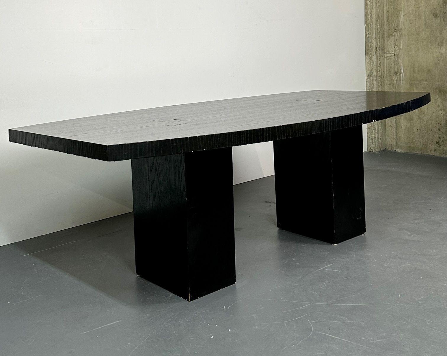 Amerikanischer Mid-Century Modern Ebonized Holz Großer Schreibtisch / Executive / Desk
Ein großer und beeindruckender Schreibtisch für Führungskräfte, der auch als Esstisch verwendet werden kann, von Pace Furniture. Dieser atemberaubende