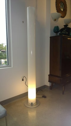 Weiße Castiglioni Stylos Stehleuchte mit Metallsockel und oberer und unterer Beleuchtung