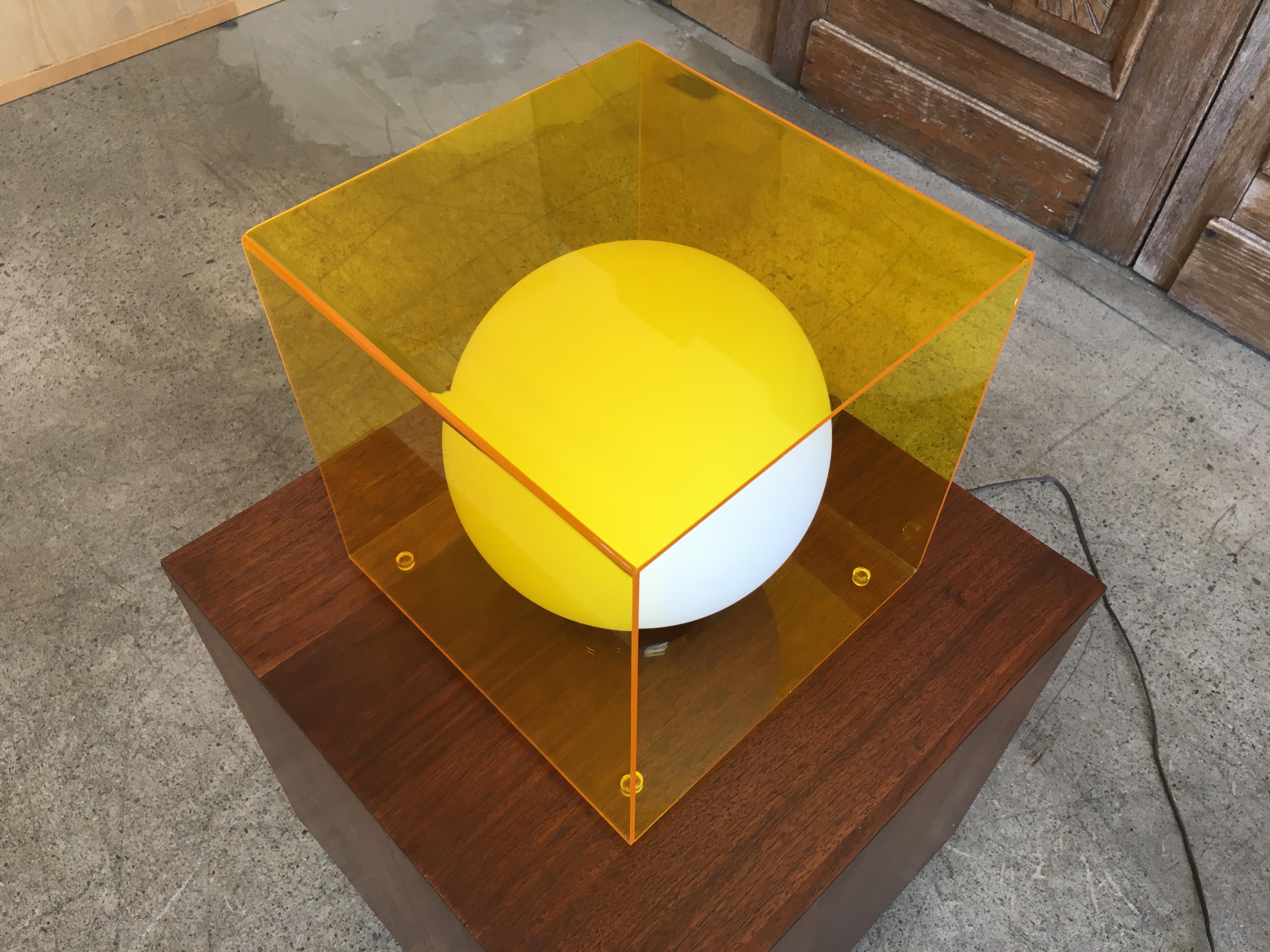 Mid-Century Modern Laurel Lamp in a Yellow Lucite Cube 5