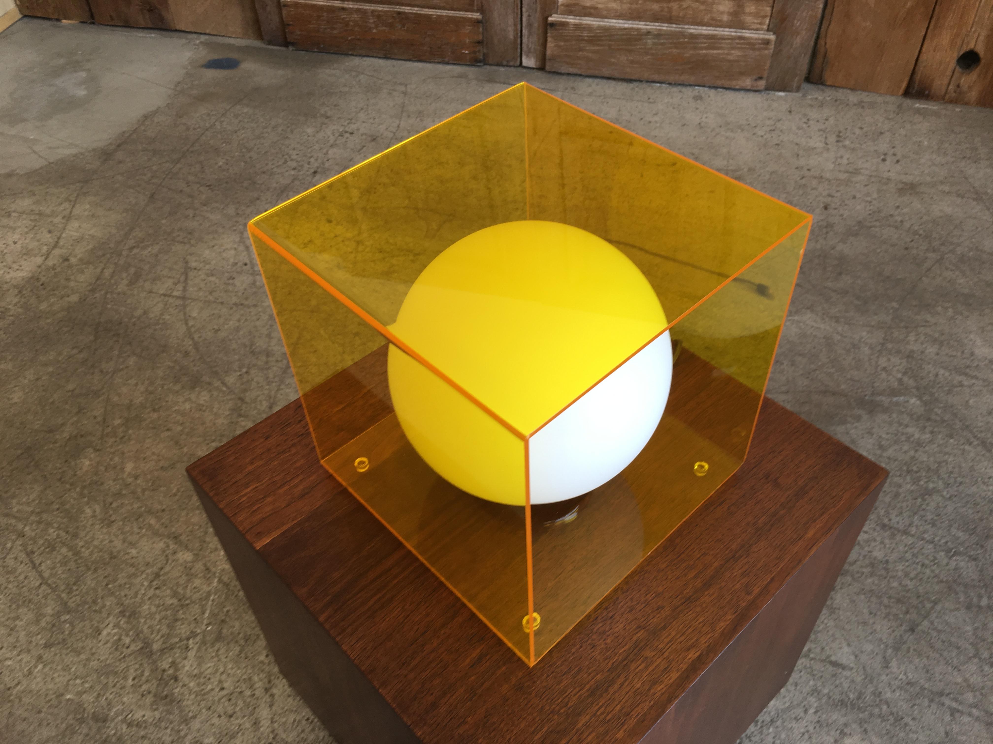 Mid-Century Modern Laurel Lamp in a Yellow Lucite Cube 7