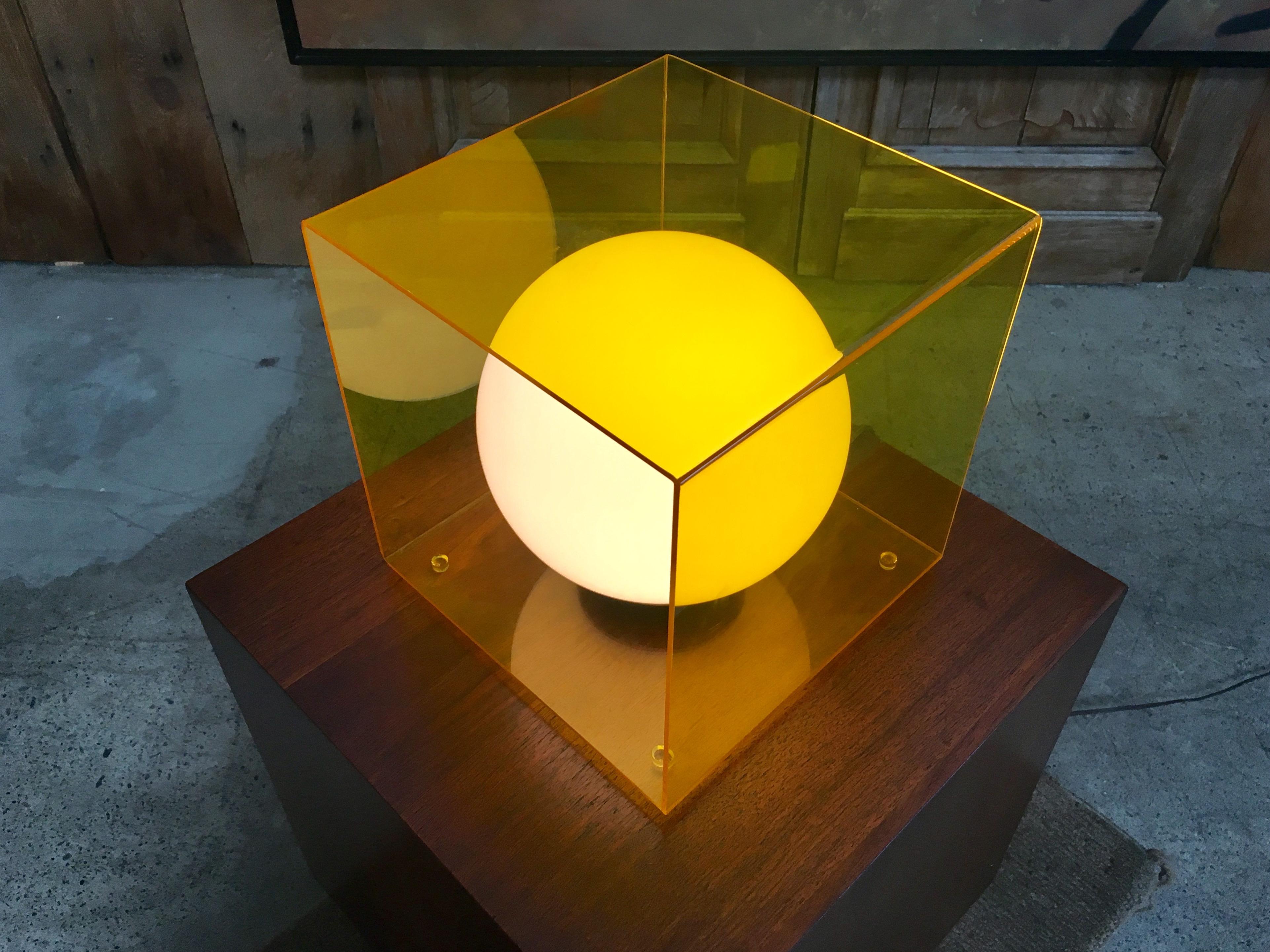 Mid-Century Modern Laurel Lamp in a Yellow Lucite Cube In Good Condition In Denton, TX