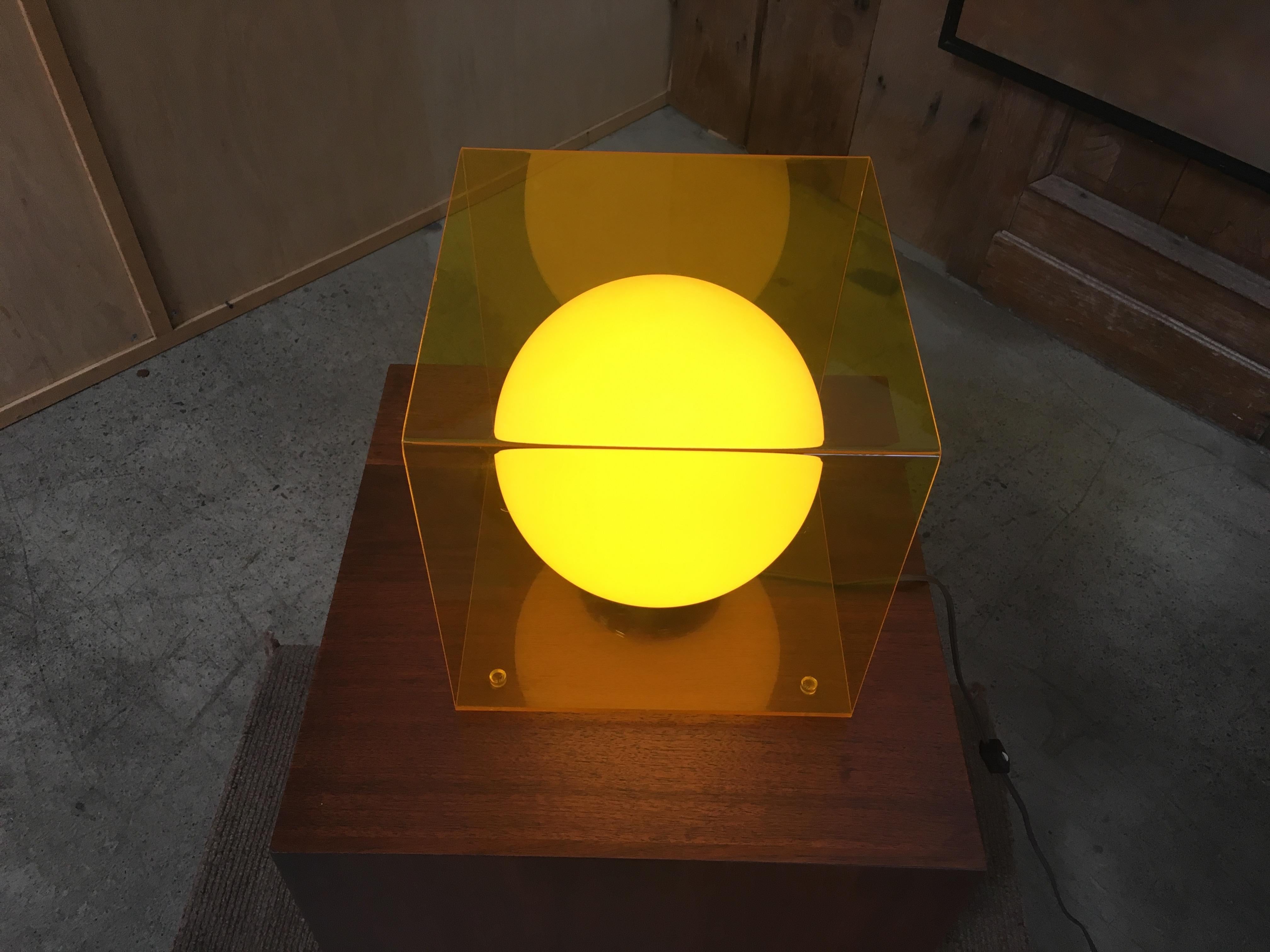 20th Century Mid-Century Modern Laurel Lamp in a Yellow Lucite Cube