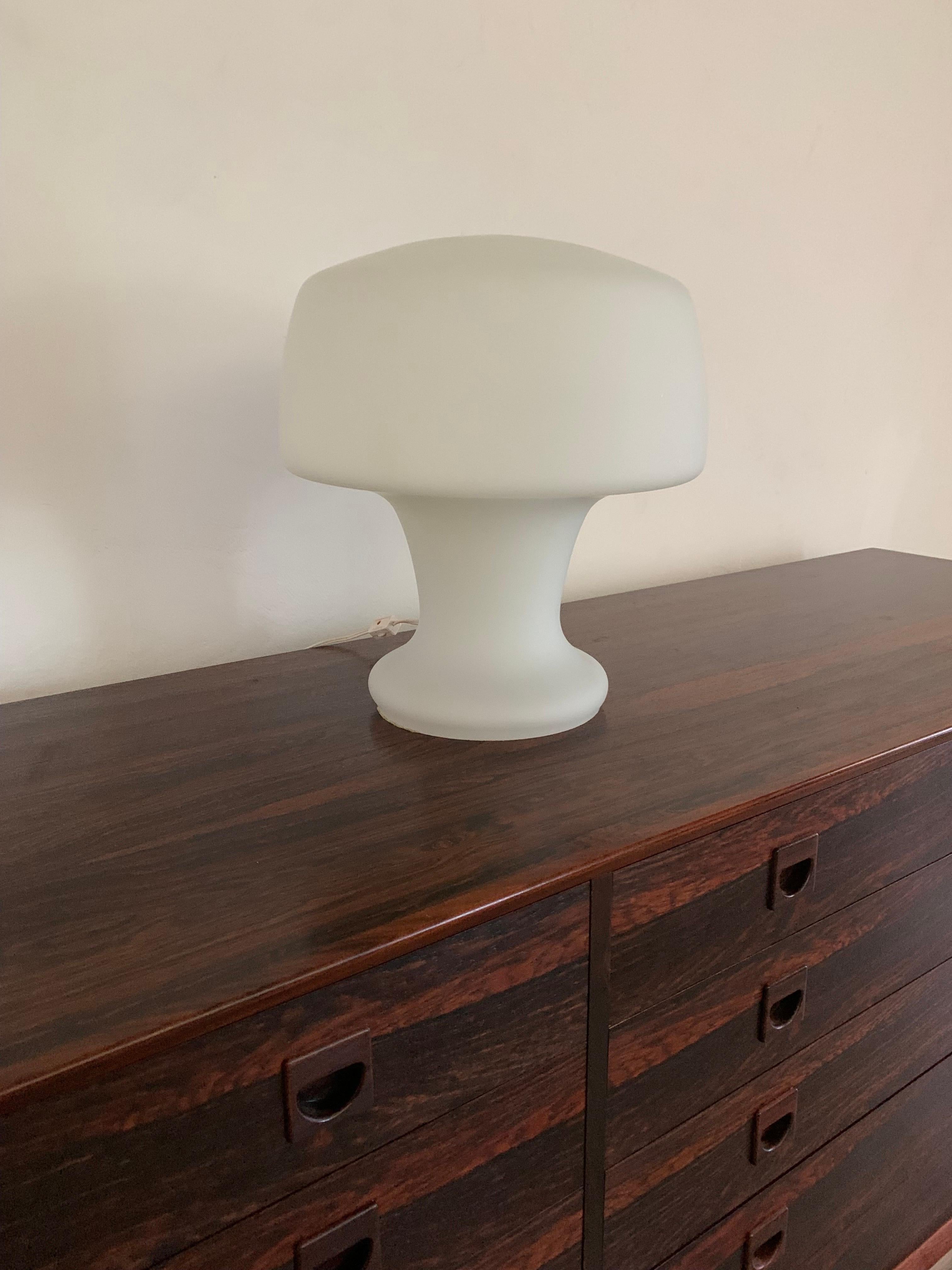 Mid Century Modern Laurel Mushroom Table Lamp in Frosted White Glass In Good Condition For Sale In Boynton Beach, FL