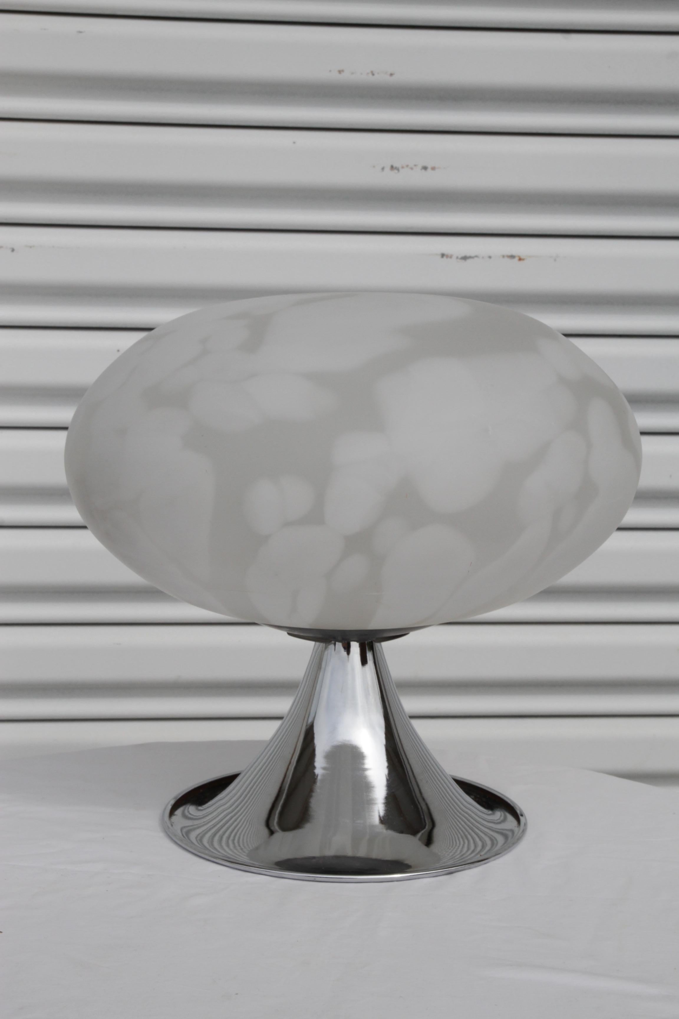 Fine XX secolo Lampade da tavolo a fungo Laurel di metà secolo moderno in cromo/argento in vendita