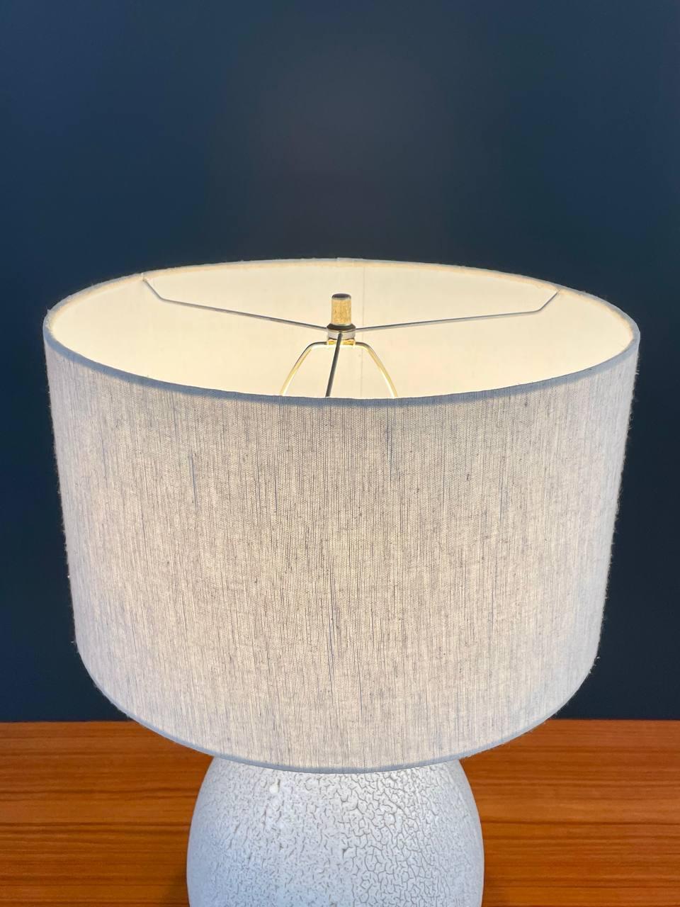 Mid-Century Modern Lava Glaze Ceramic Table Lamp In Good Condition For Sale In Los Angeles, CA