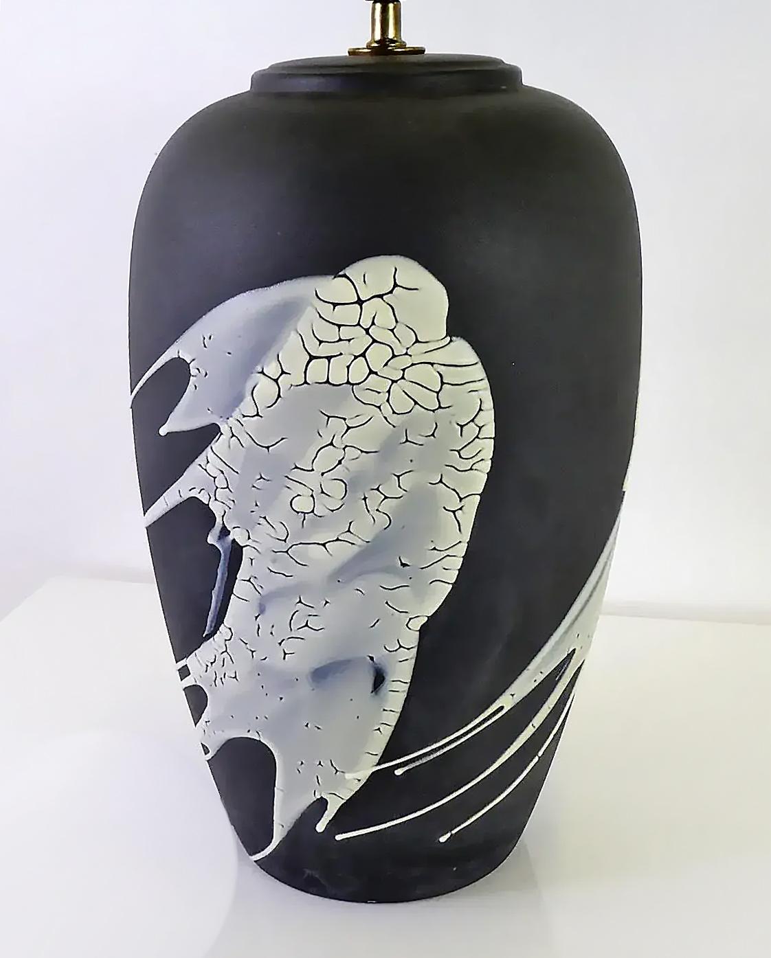 Mid-Century Modern Lava Glasur Urn Form Keramik Lampe, kürzlich verdrahtet


Zum Verkauf angeboten wird eine Mid-Century Modern Lava Glasur Urne Form Keramik Tischlampe in schwarz. Die Lampe aus den 1960er-Jahren in mattschwarzer Ausführung mit