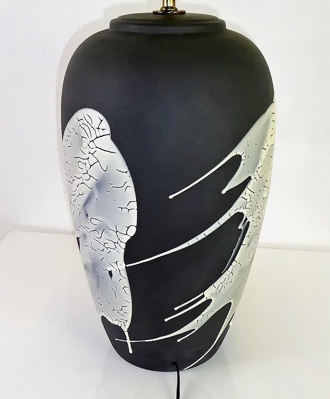 Mid-Century Modern Lava Glasur Urn Form Keramik Lampe, kürzlich verdrahtet (Moderne der Mitte des Jahrhunderts) im Angebot