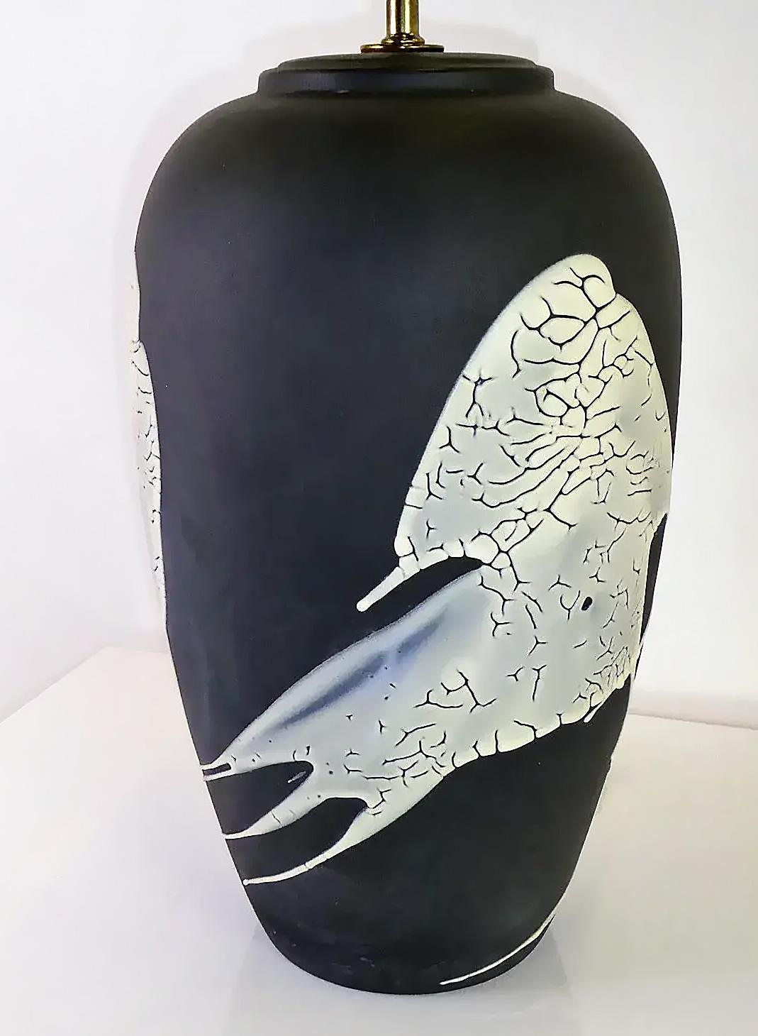 Mid-Century Modern Lava Glasur Urn Form Keramik Lampe, kürzlich verdrahtet im Zustand „Gut“ im Angebot in Miami, FL