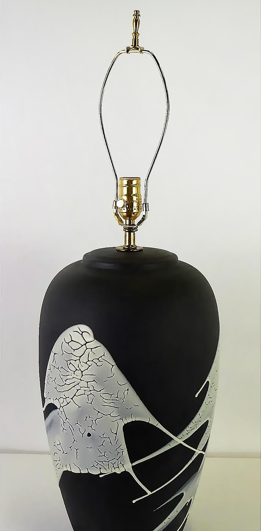Mid-Century Modern Lava Glasur Urn Form Keramik Lampe, kürzlich verdrahtet (20. Jahrhundert) im Angebot