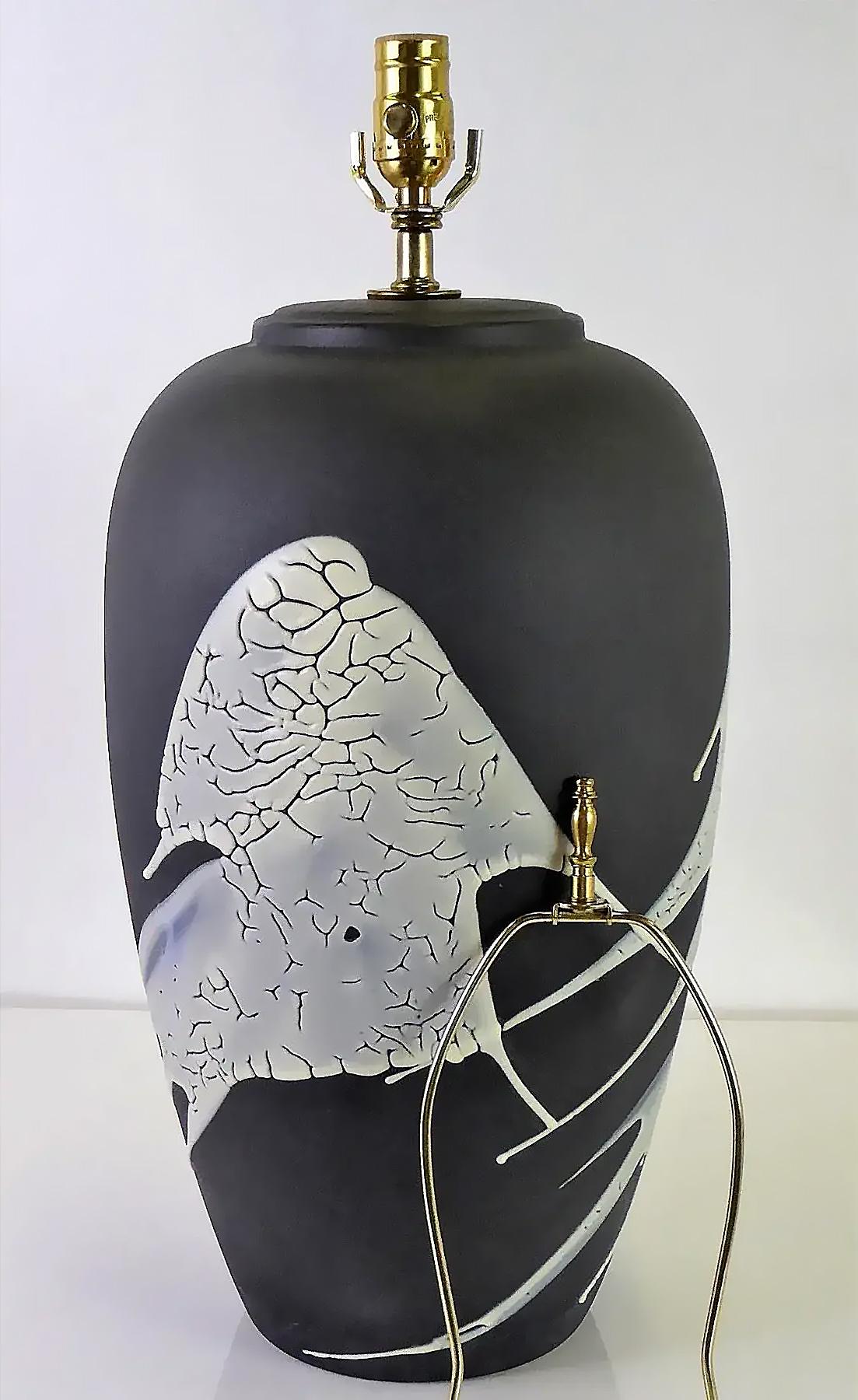 Mid-Century Modern Lava Glasur Urn Form Keramik Lampe, kürzlich verdrahtet (Messing) im Angebot