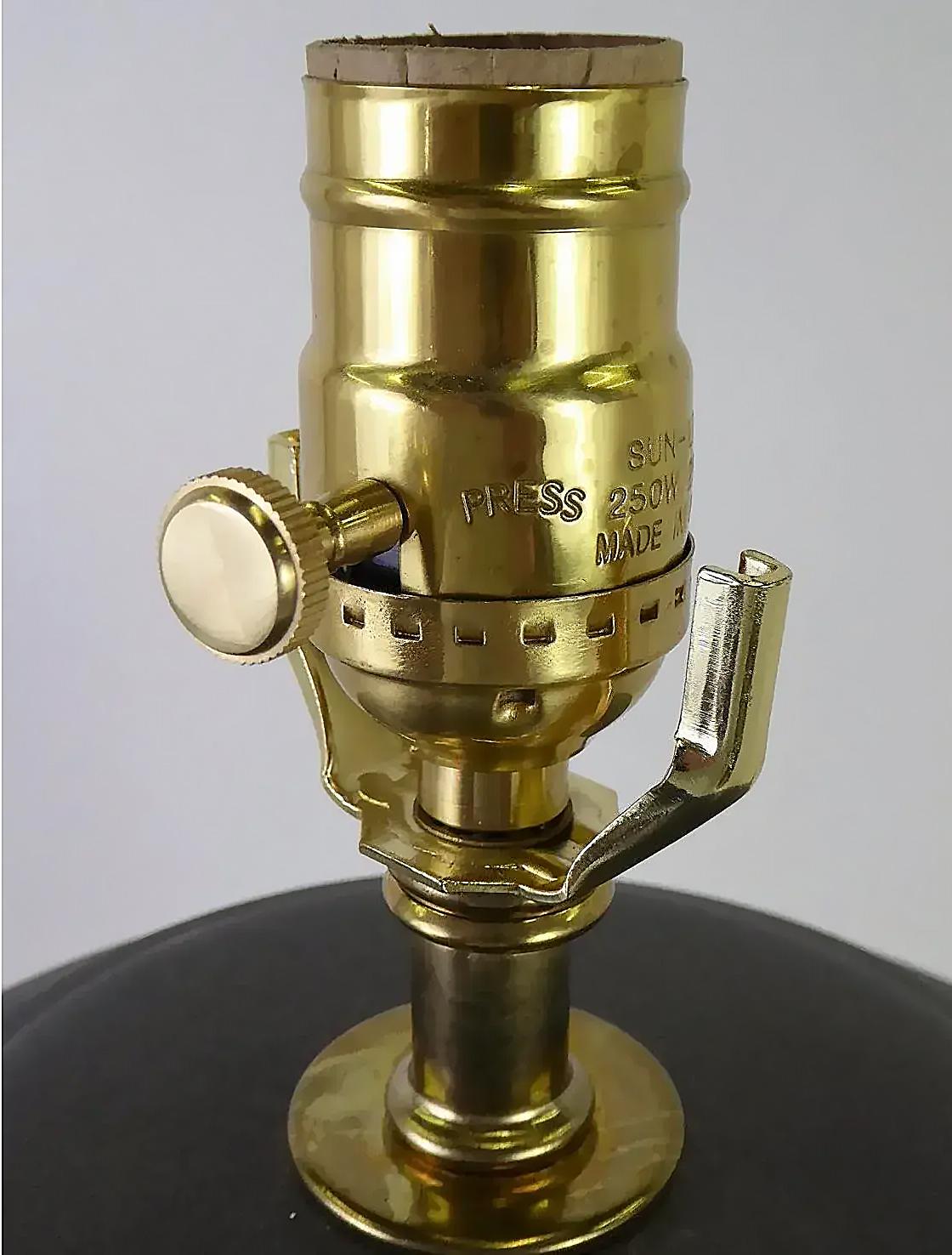 Mid-Century Modern Lava Glasur Urn Form Keramik Lampe, kürzlich verdrahtet im Angebot 1