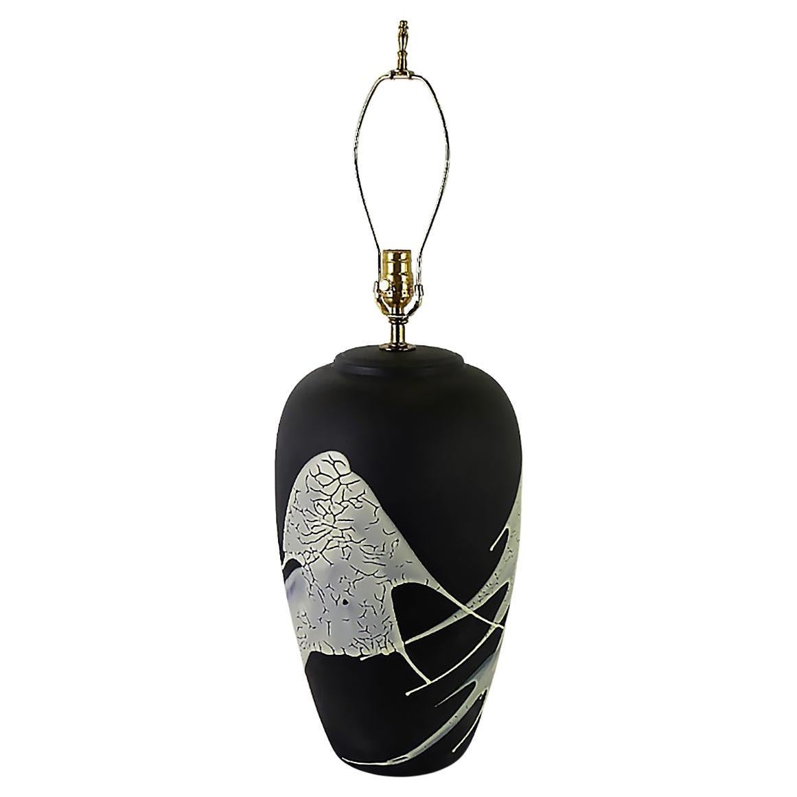Mid-Century Modern Lava Glasur Urn Form Keramik Lampe, kürzlich verdrahtet im Angebot