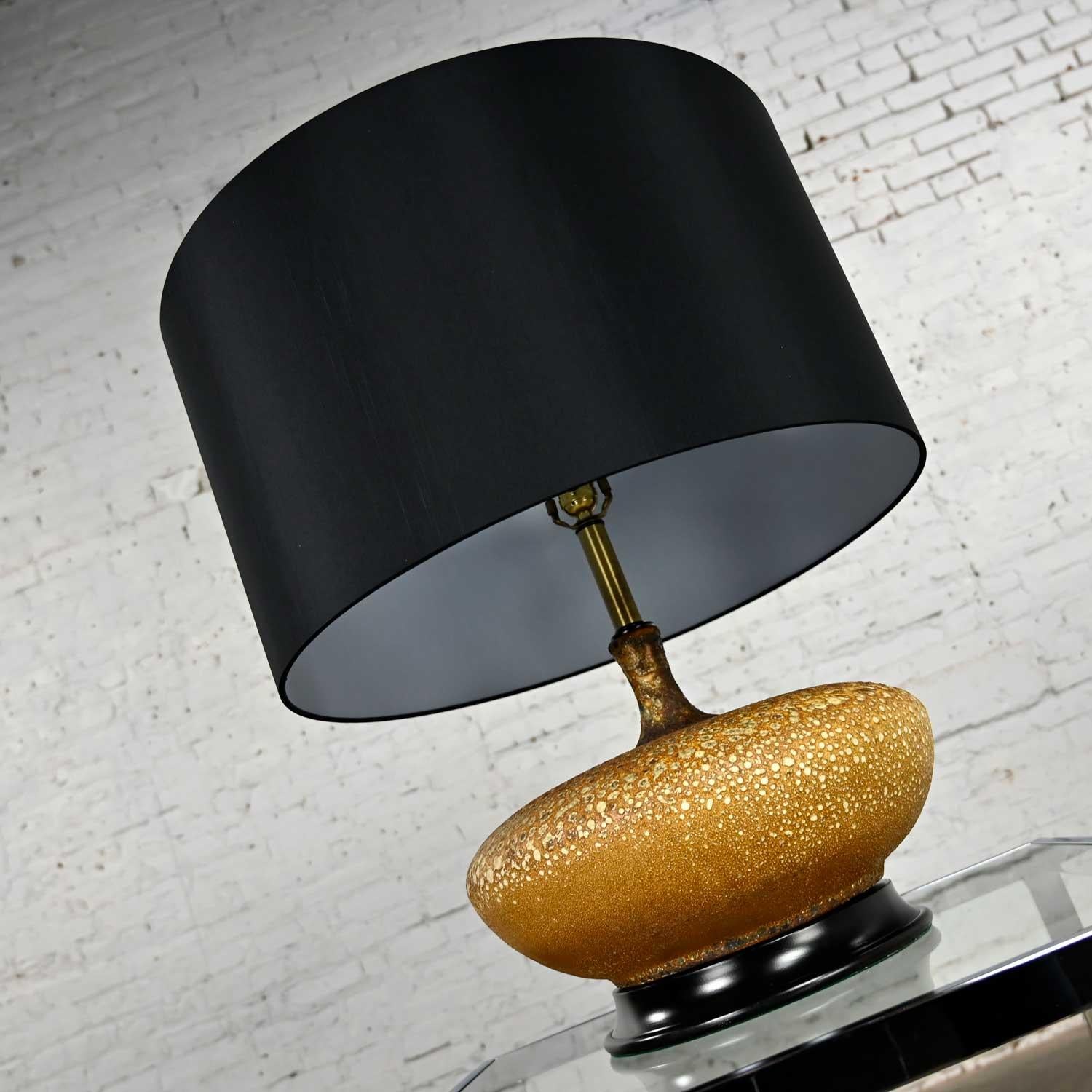 Lampe de table à grande échelle en verre de lave, moderne du milieu du siècle, nouvel abat-jour tambour en fausse soie en vente 1