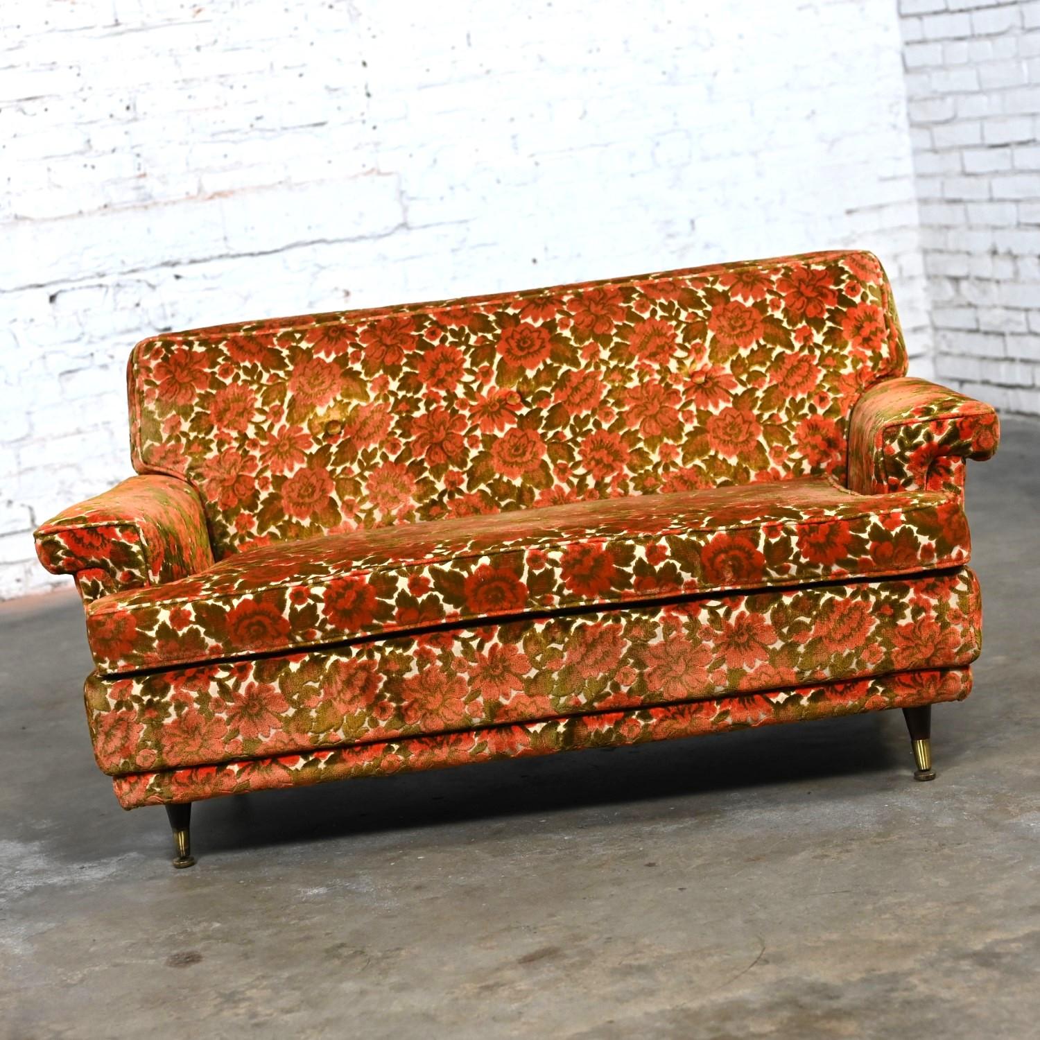 Magnificent Mid-20th Century Mid Century Modern Lawson style loveseat with beautiful textured orange & green floral chenille fabric, arm covers, a single loose zippered T seat cushion, tight button back, and round tapered wood legs with brass sabots